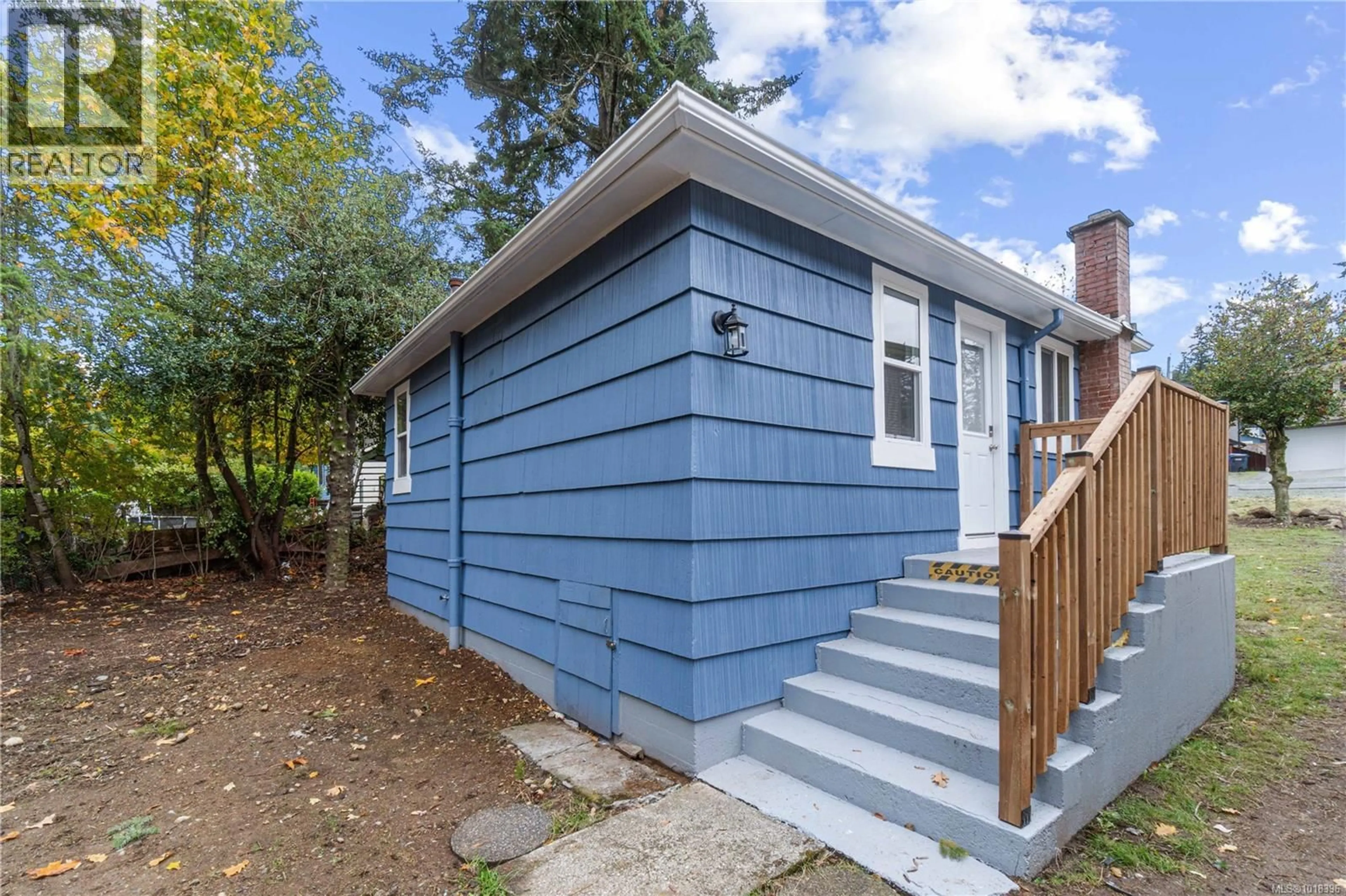 Home with vinyl exterior material, street for 656 LAMBERT AVENUE, Nanaimo British Columbia V9R3N8