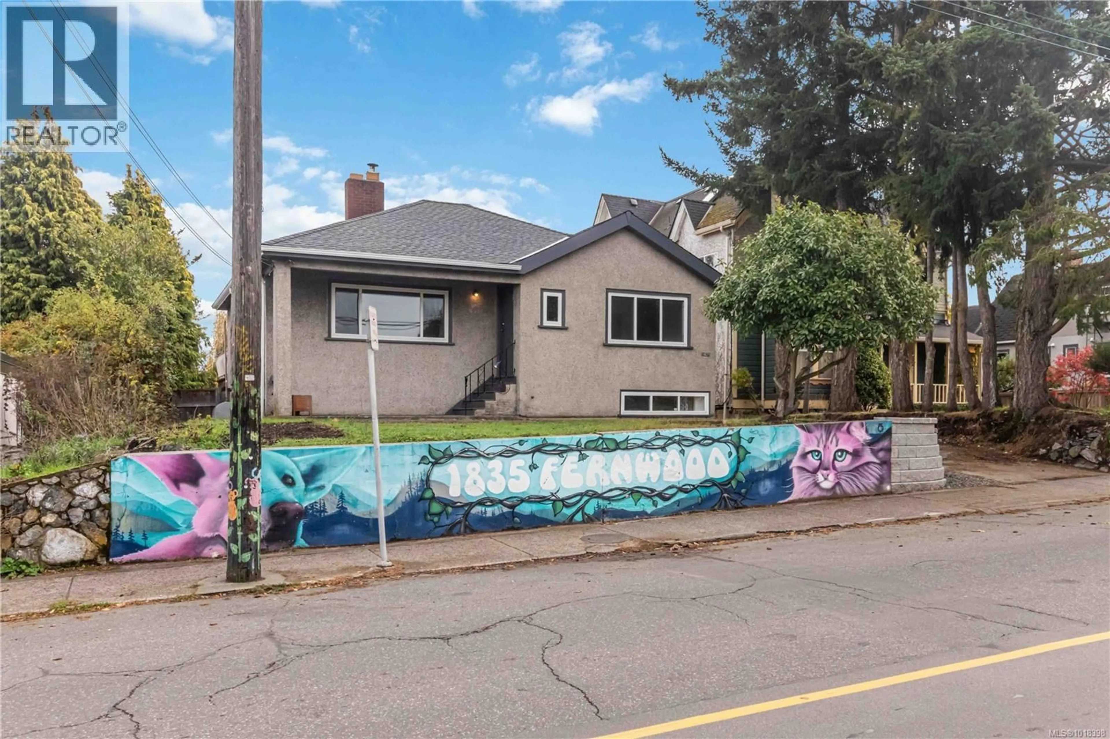 Home with vinyl exterior material, street for 1835 FERNWOOD ROAD, Victoria British Columbia V8T2Y5