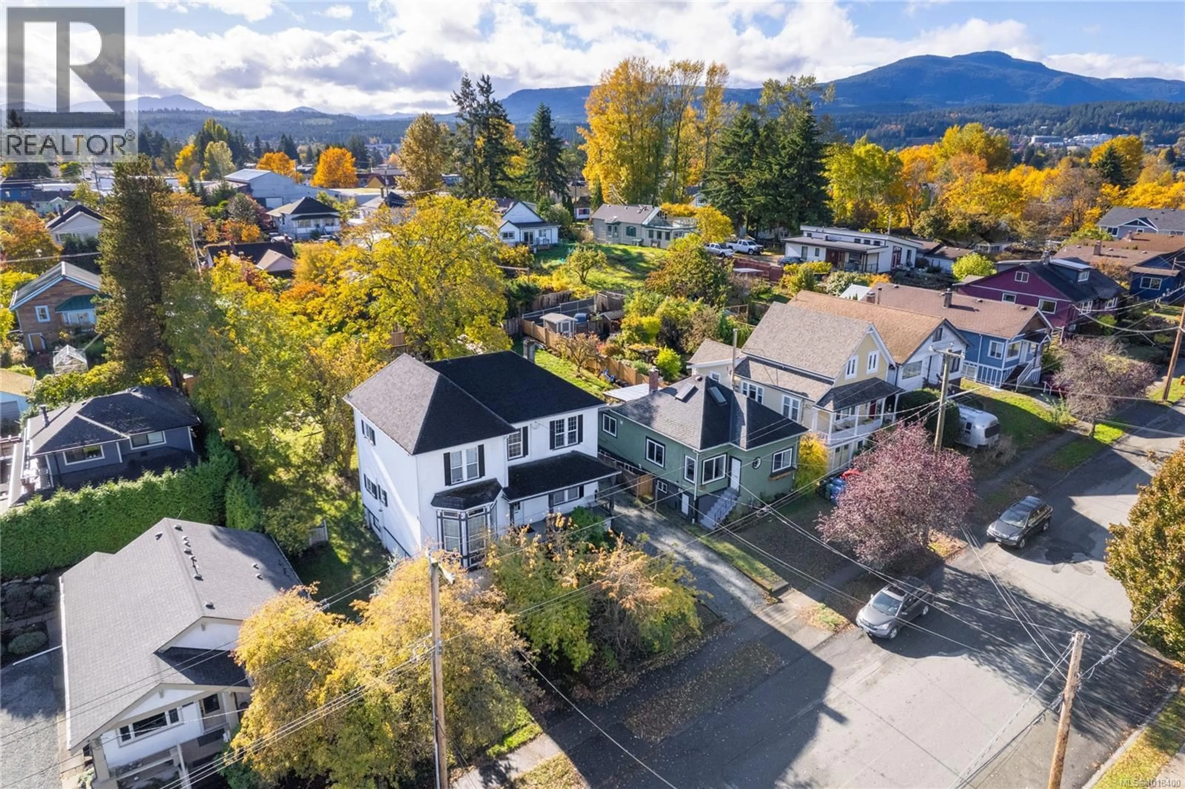 A pic from outside/outdoor area/front of a property/back of a property/a pic from drone, mountain view for 639 KENNEDY STREET, Nanaimo British Columbia V9R2J9