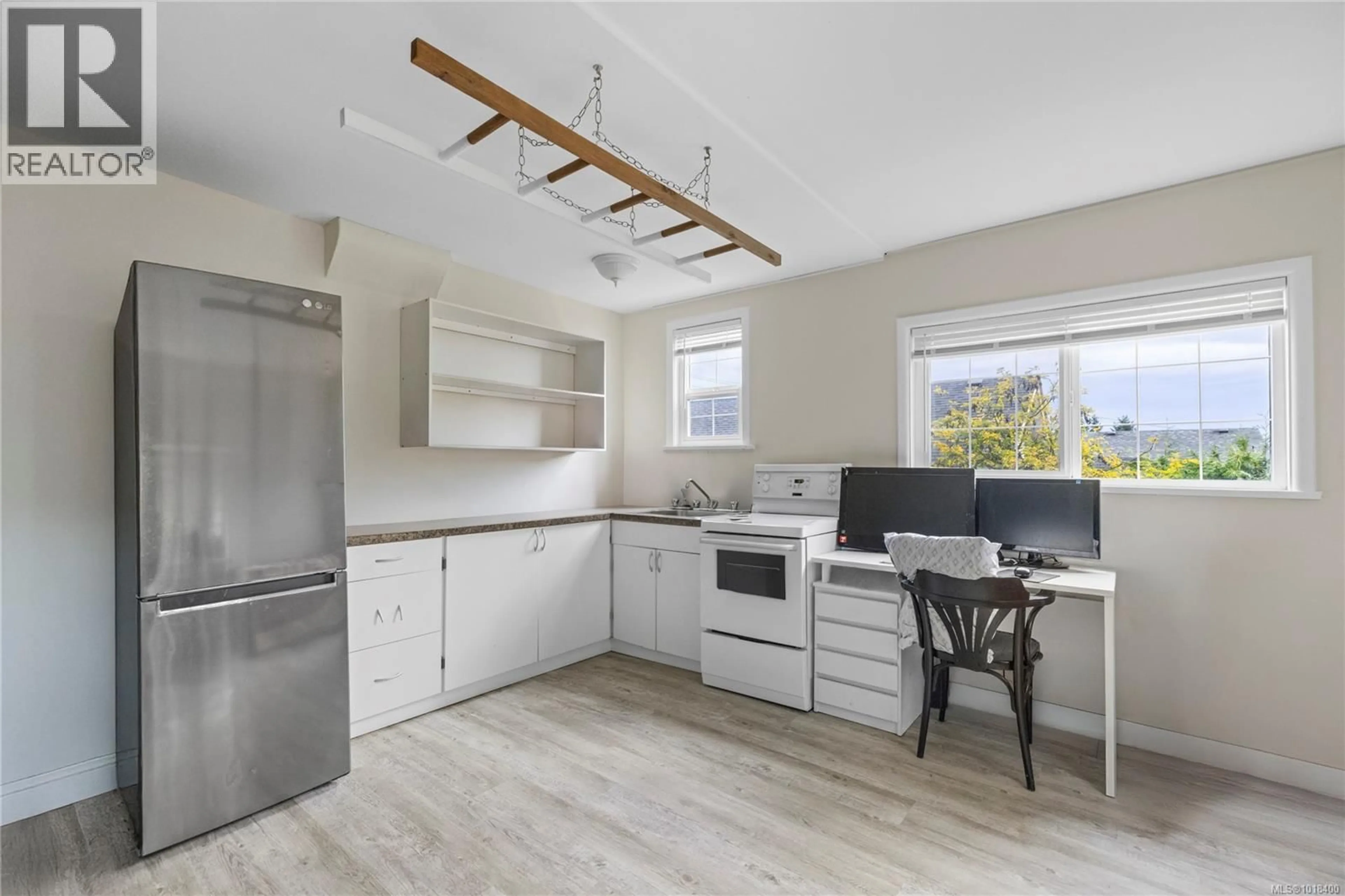 Open concept kitchen, wood/laminate floor for 639 KENNEDY STREET, Nanaimo British Columbia V9R2J9