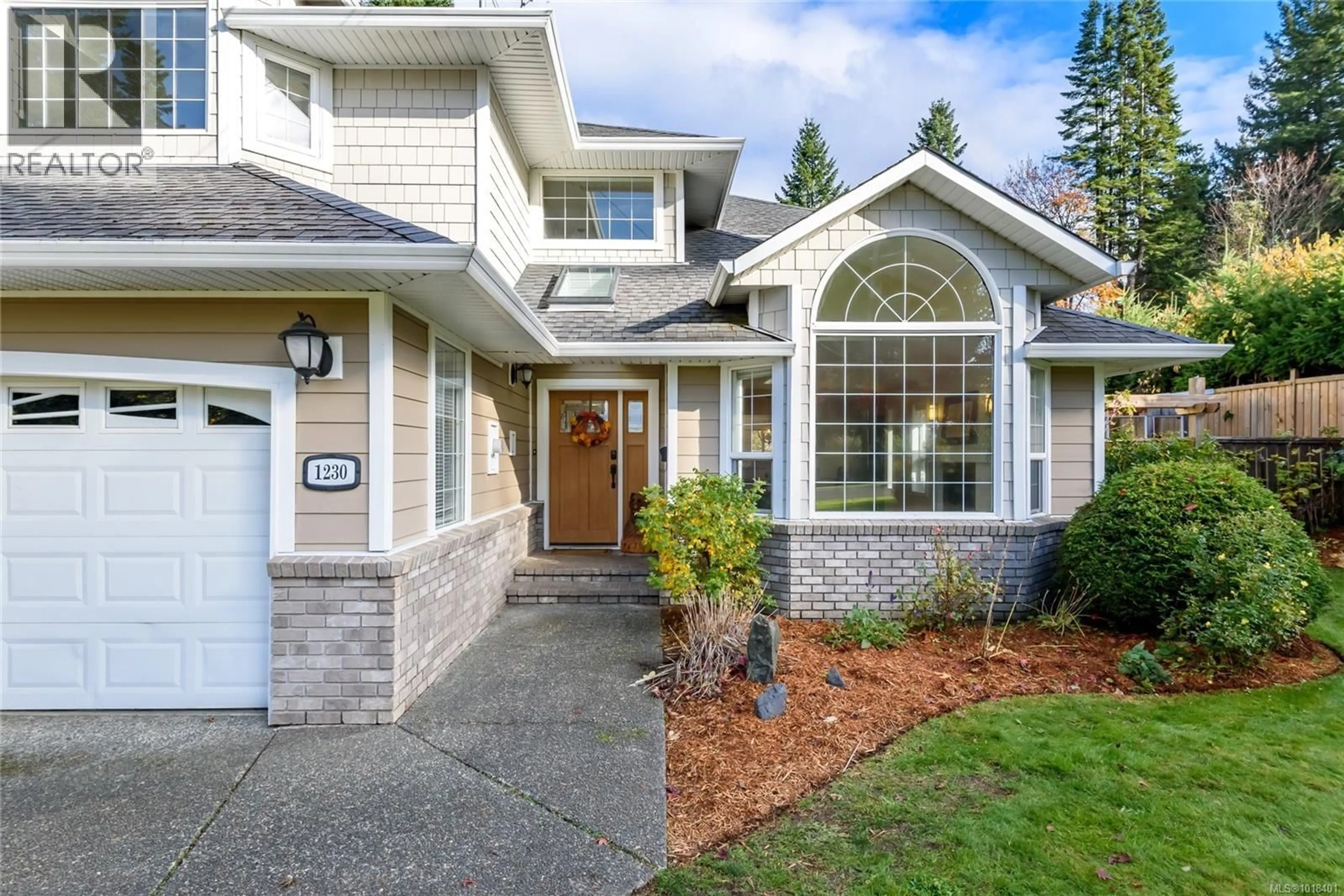 Home with vinyl exterior material, street for 1230 GLEN URQUHART DRIVE, Courtenay British Columbia V9N3Y2