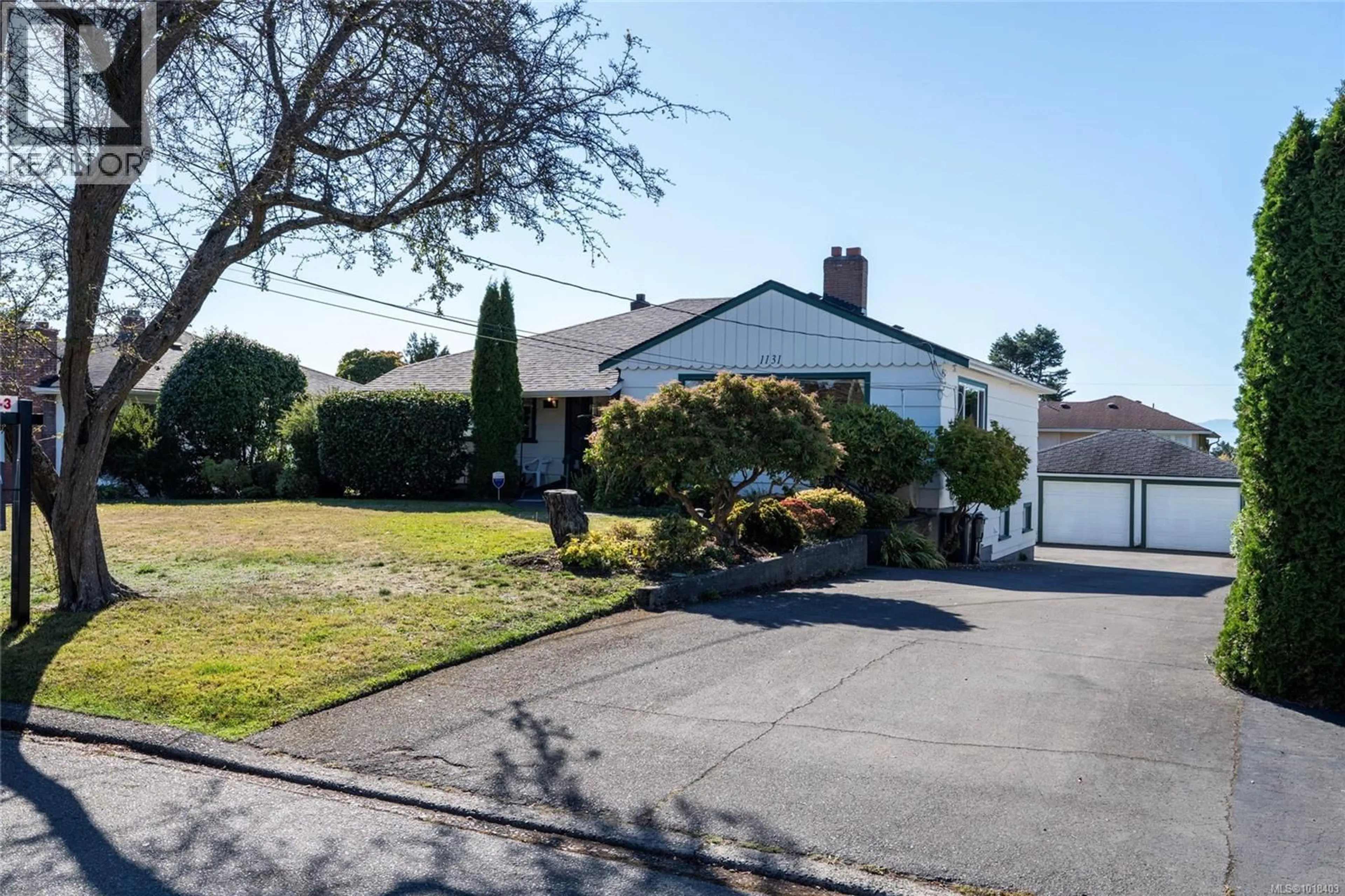 A pic from outside/outdoor area/front of a property/back of a property/a pic from drone, street for 1131 HEALD AVENUE, Esquimalt British Columbia V9A5J7