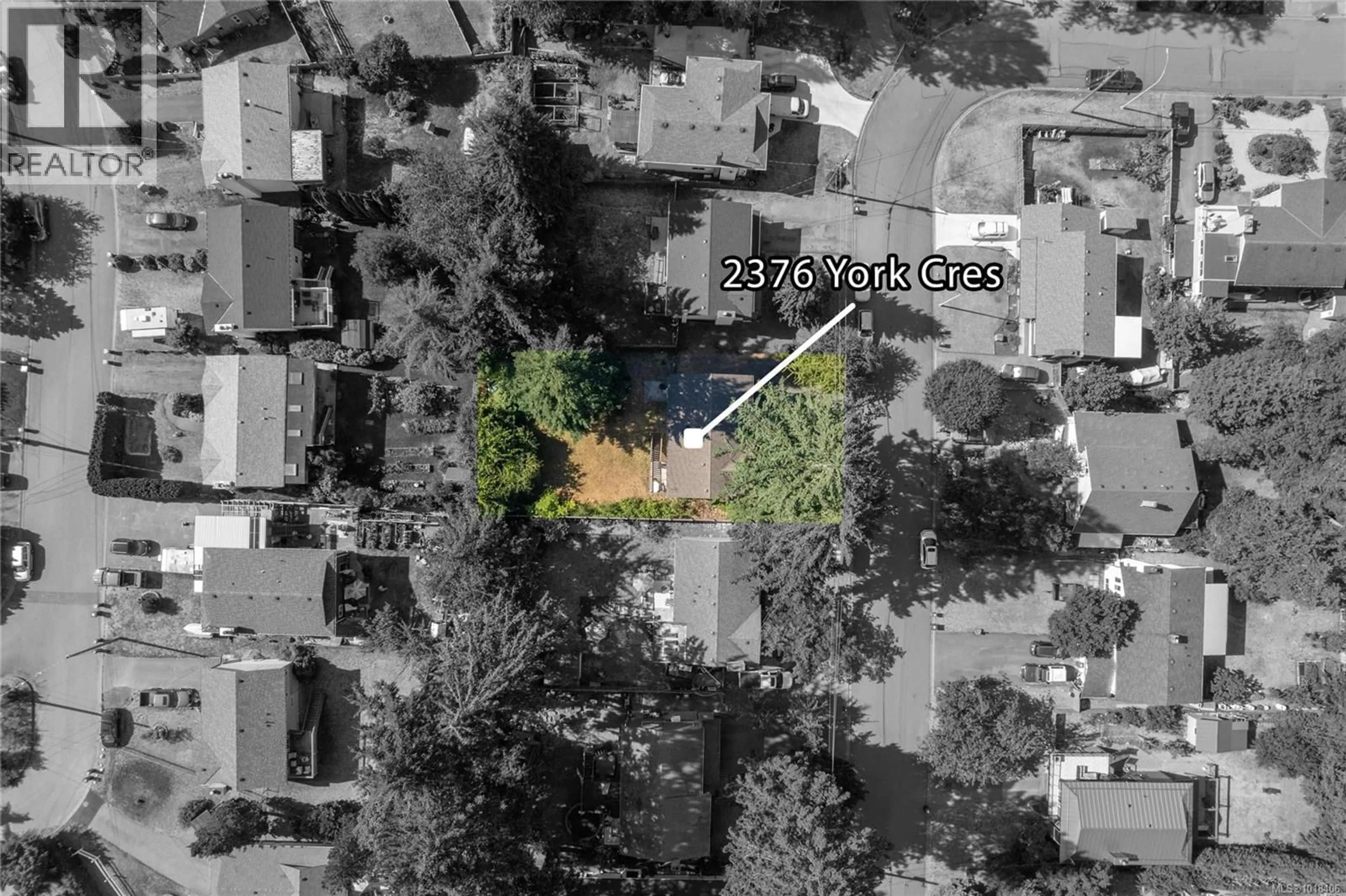A pic from outside/outdoor area/front of a property/back of a property/a pic from drone, street for 2376 YORK CRESCENT, Nanaimo British Columbia V9T4N3