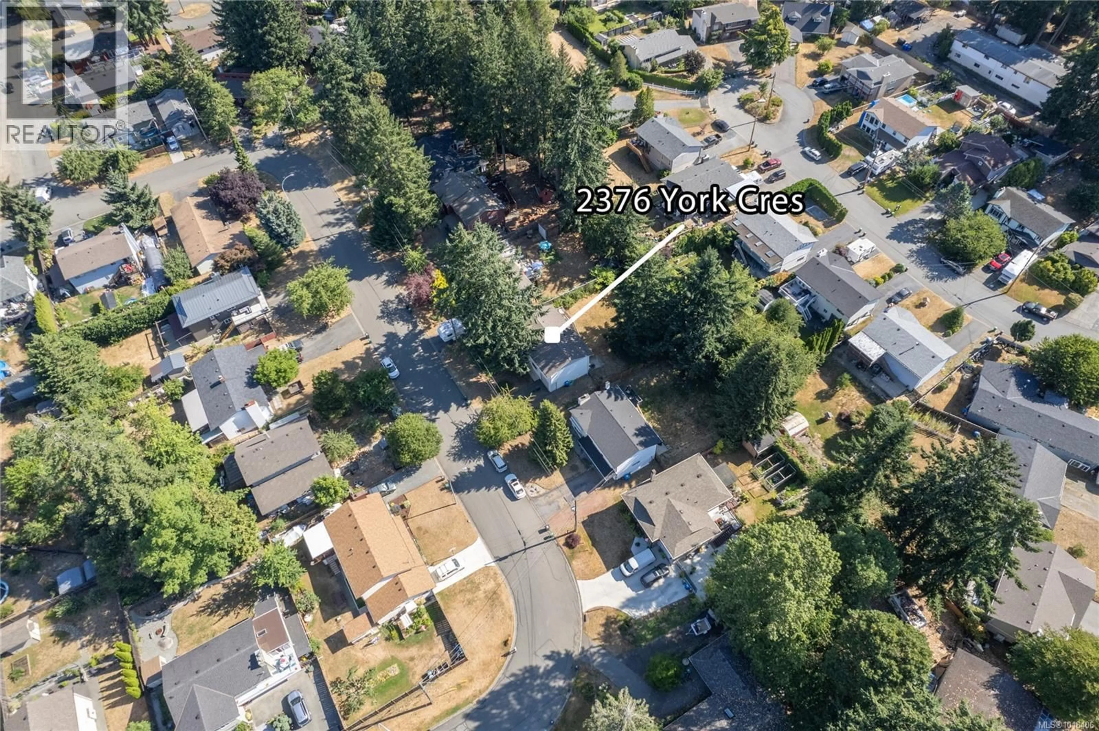 A pic from outside/outdoor area/front of a property/back of a property/a pic from drone, street for 2376 YORK CRESCENT, Nanaimo British Columbia V9T4N3