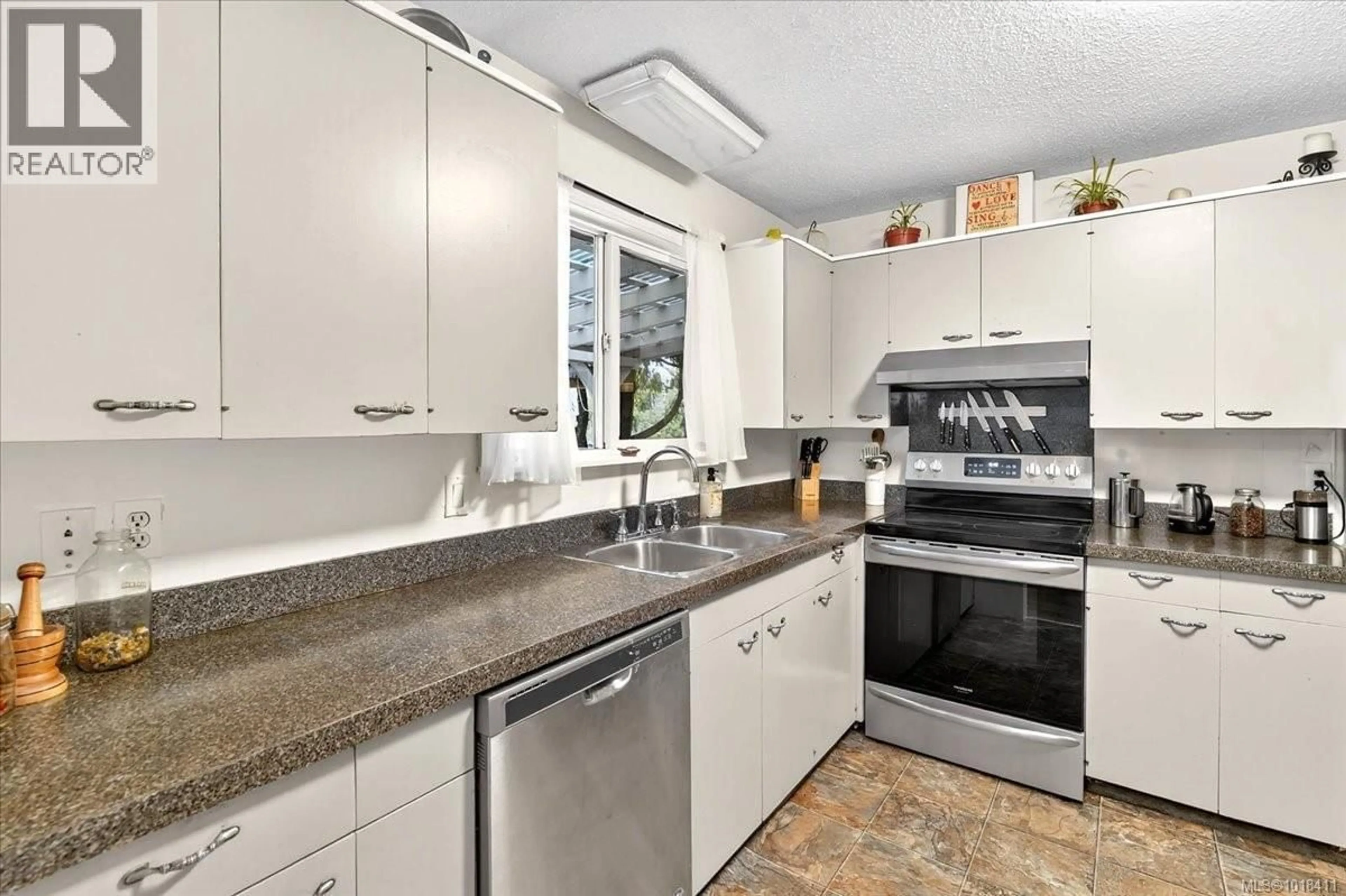 Standard kitchen, ceramic/tile floor for 5238 HEASLIP ROAD, Port Alberni British Columbia V9Y6Z9