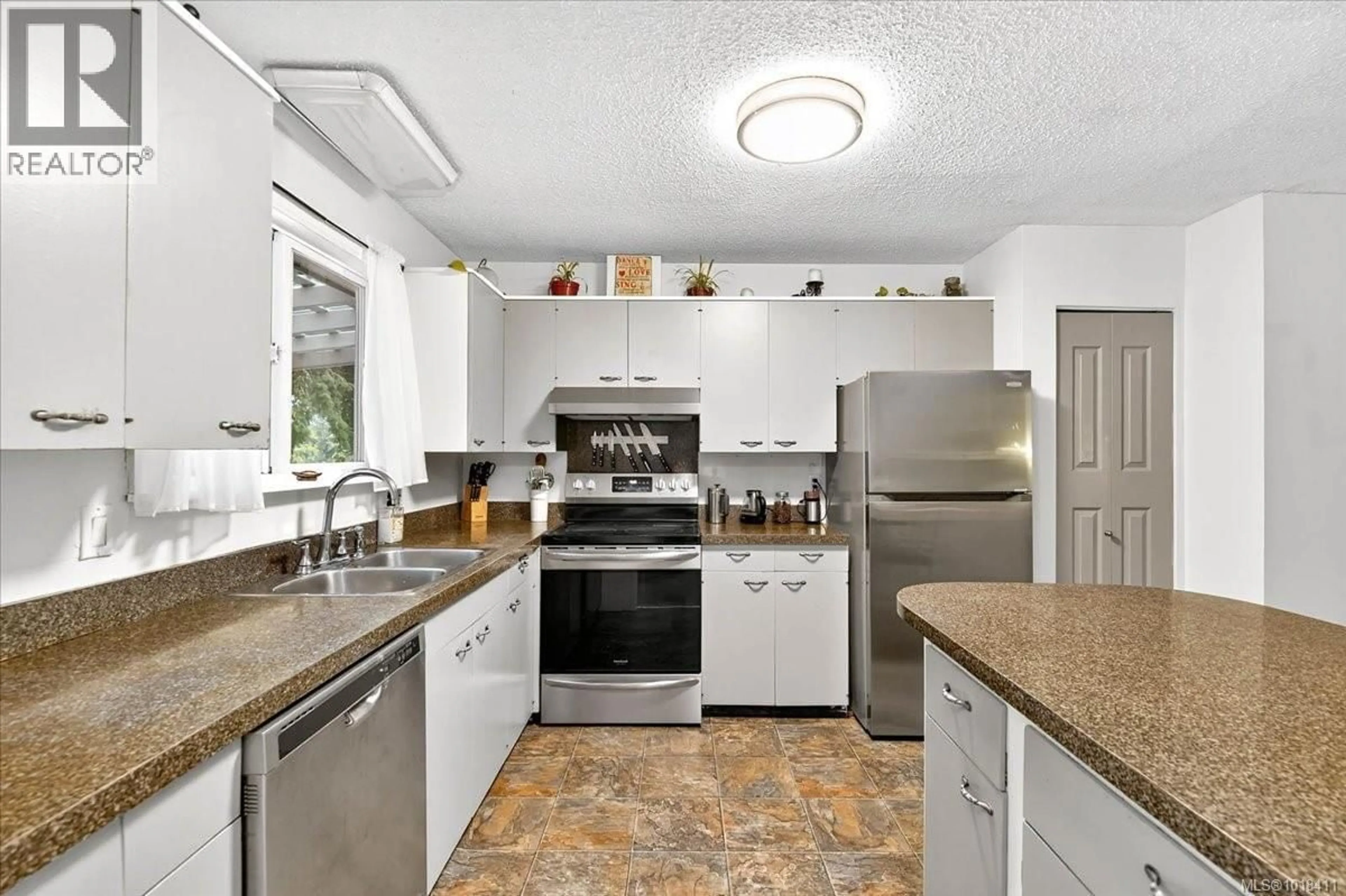 Standard kitchen, ceramic/tile floor for 5238 HEASLIP ROAD, Port Alberni British Columbia V9Y6Z9