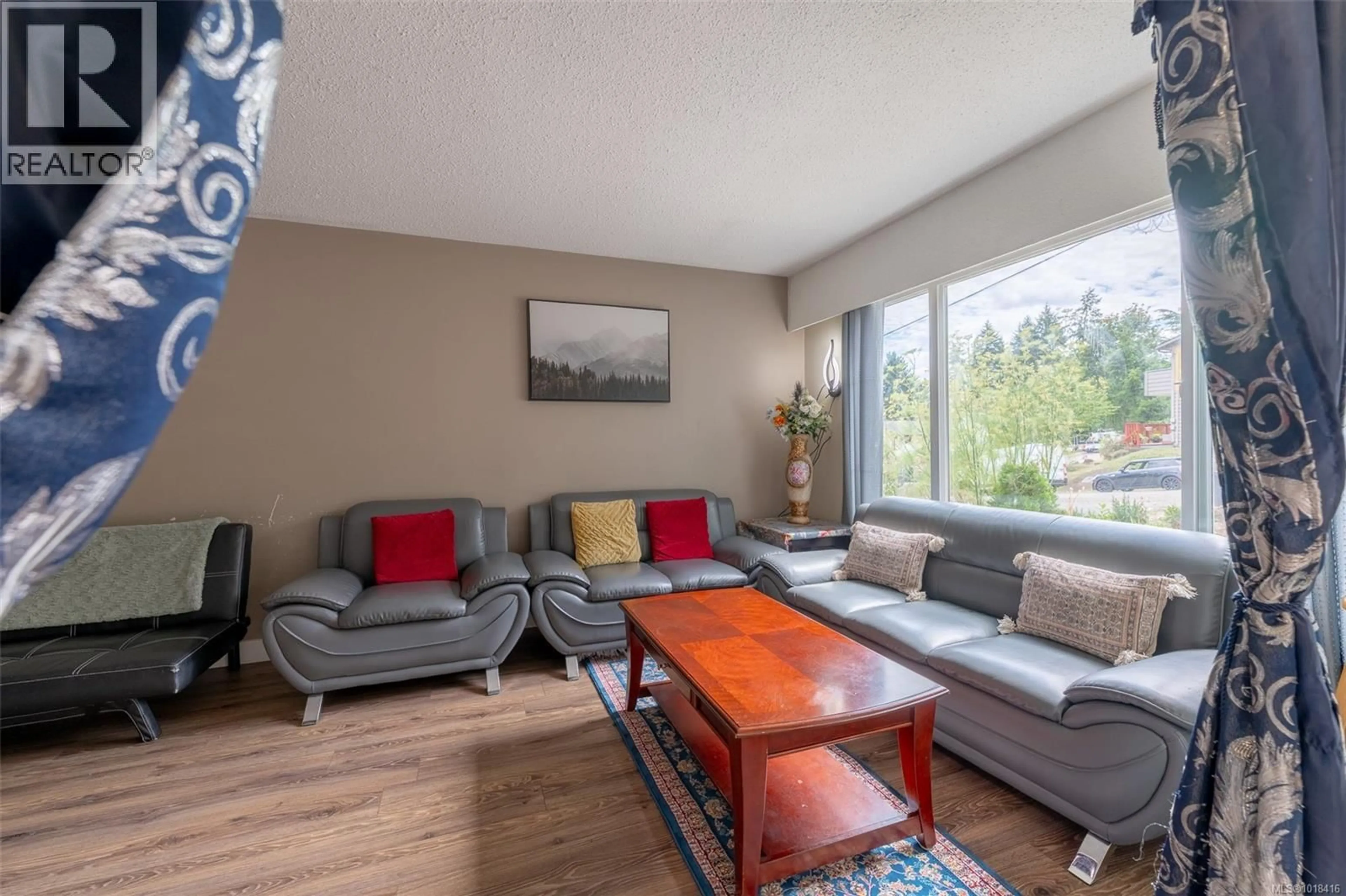 Living room with furniture, wood/laminate floor for 644 NOVA STREET, Nanaimo British Columbia V9R5S7