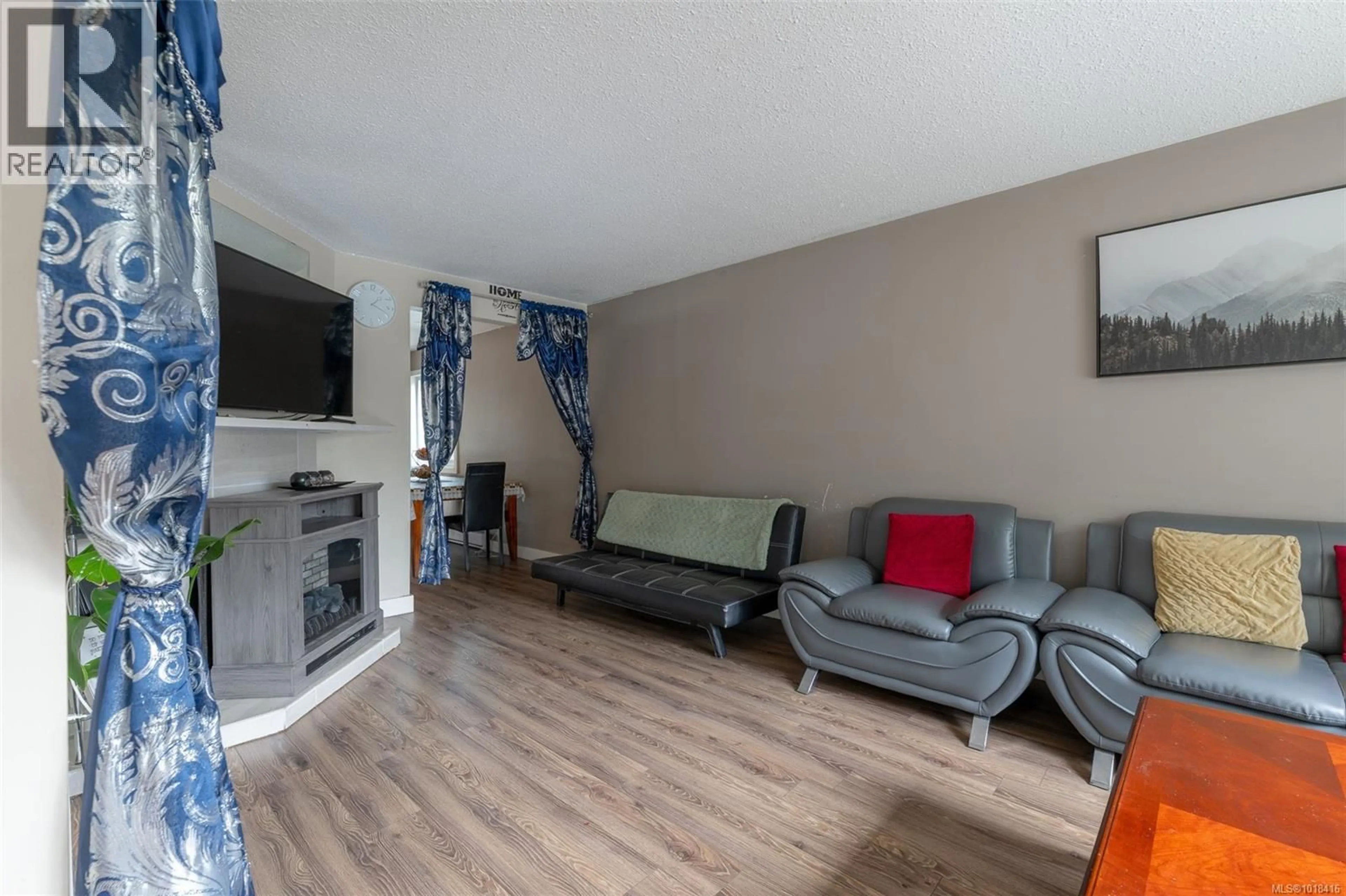 Living room with furniture, wood/laminate floor for 644 NOVA STREET, Nanaimo British Columbia V9R5S7