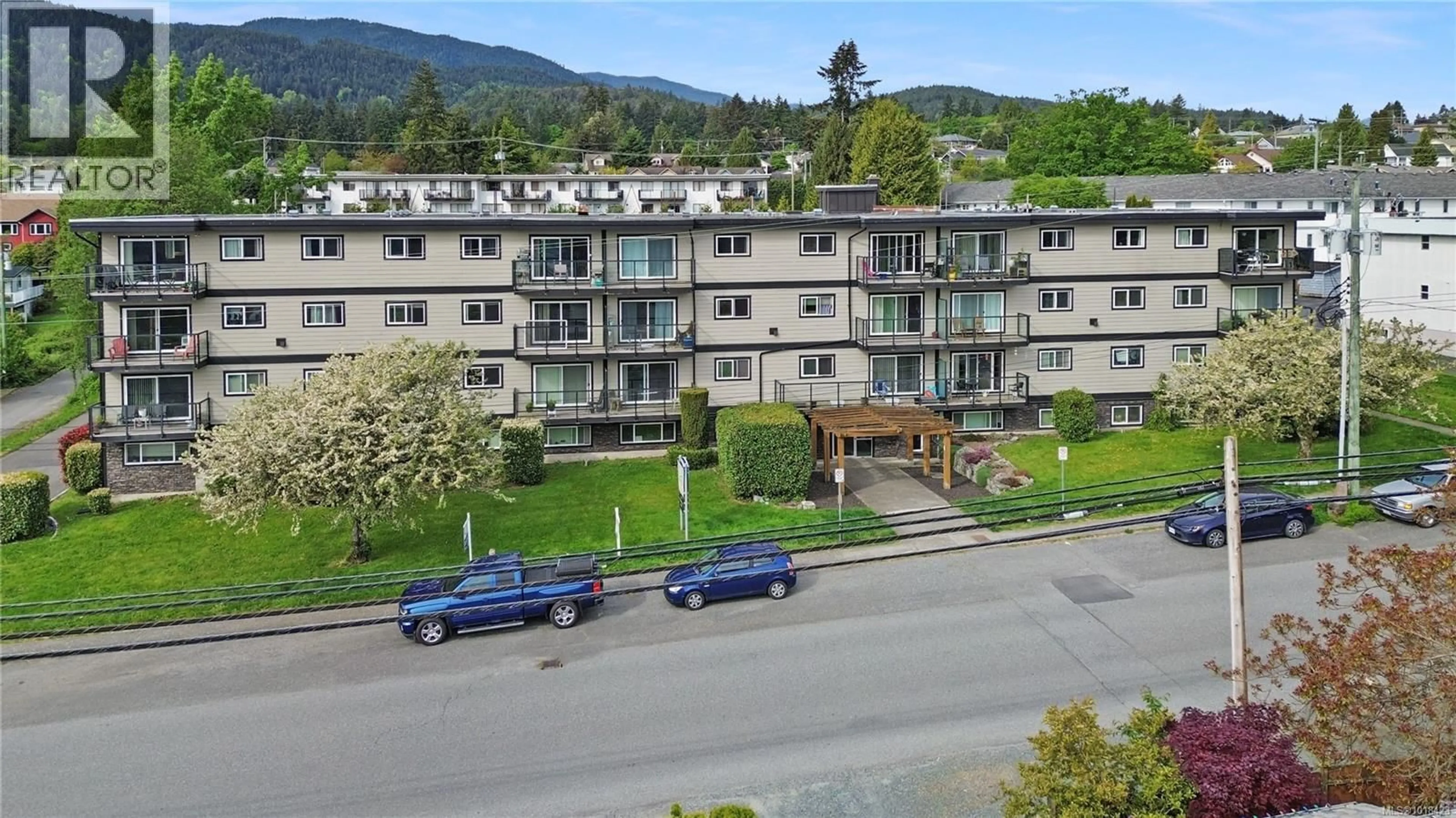 A pic from outside/outdoor area/front of a property/back of a property/a pic from drone, mountain view for 103 - 218 BAYVIEW AVENUE, Ladysmith British Columbia V9G1A4