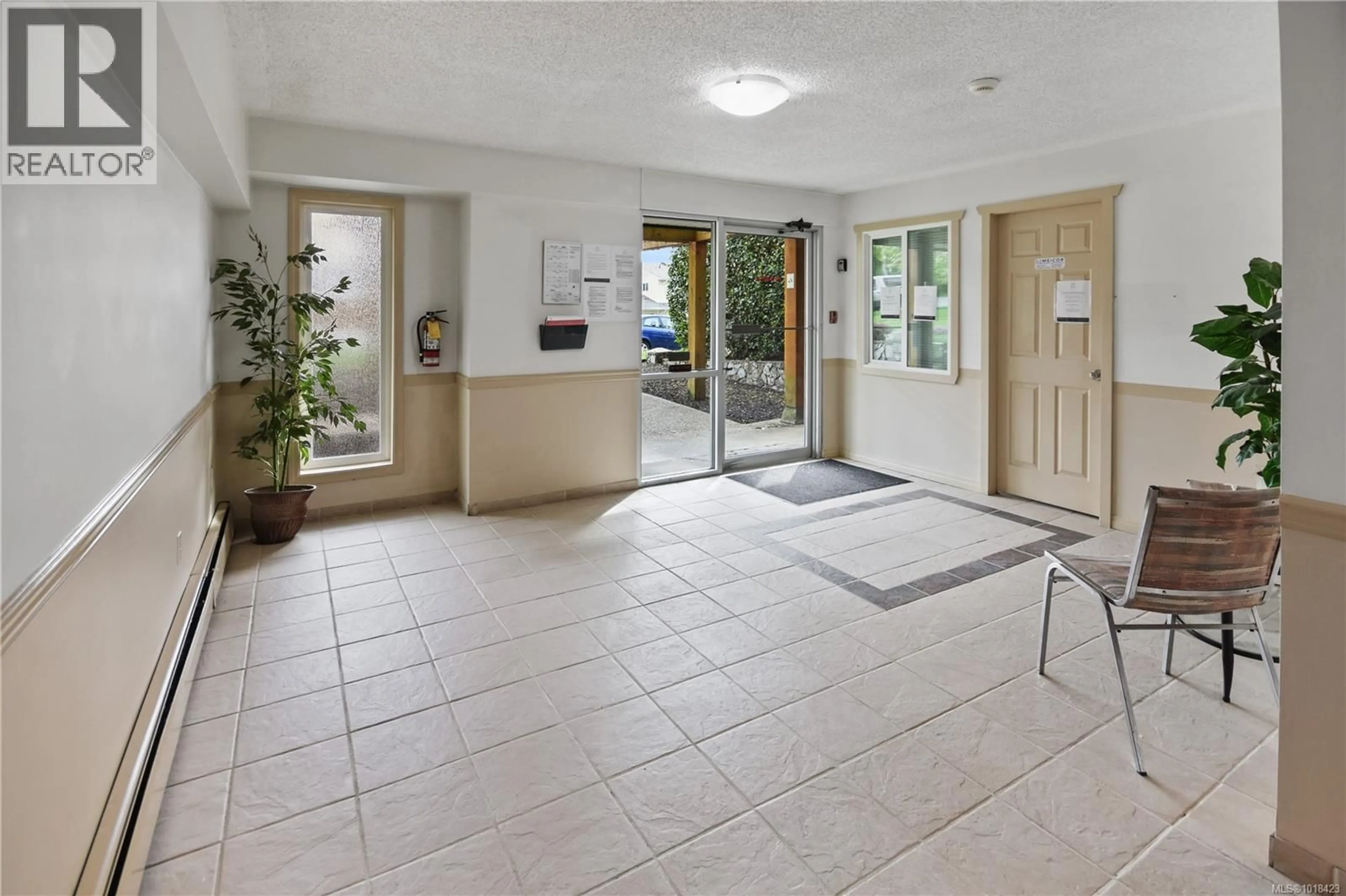 Indoor foyer for 103 - 218 BAYVIEW AVENUE, Ladysmith British Columbia V9G1A4