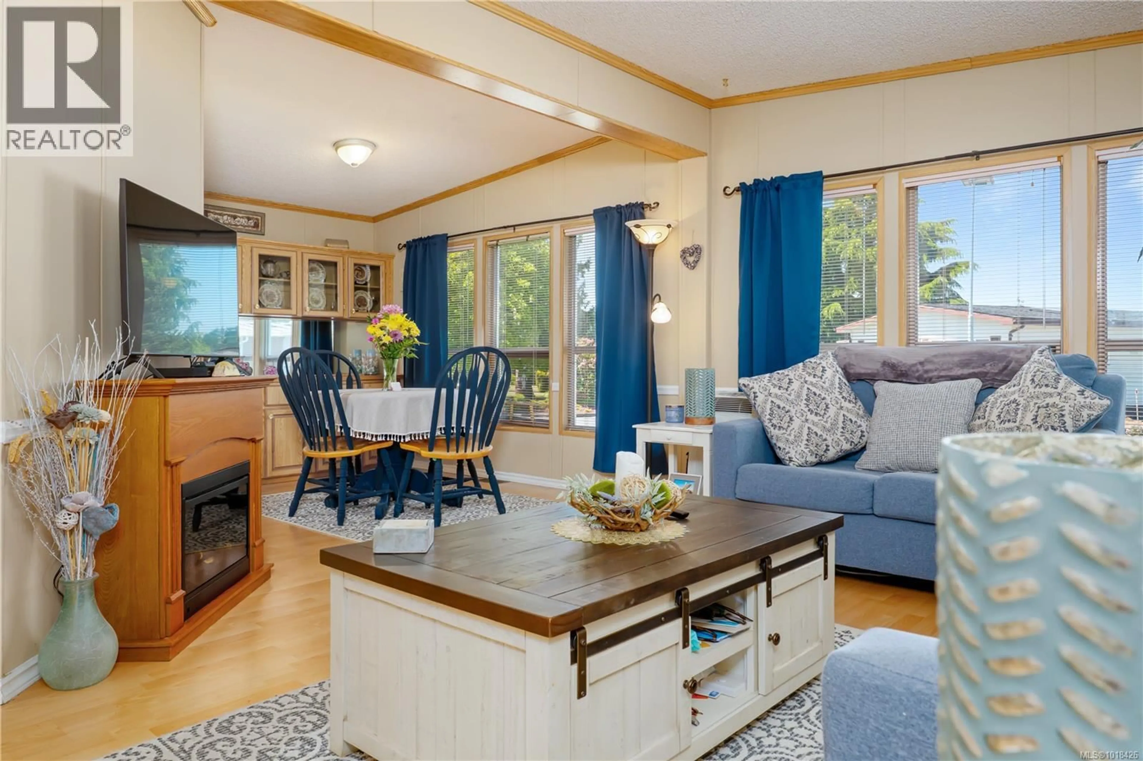 Living room with furniture, wood/laminate floor for 12 - 6245 METRAL DRIVE, Nanaimo British Columbia V9T6P8