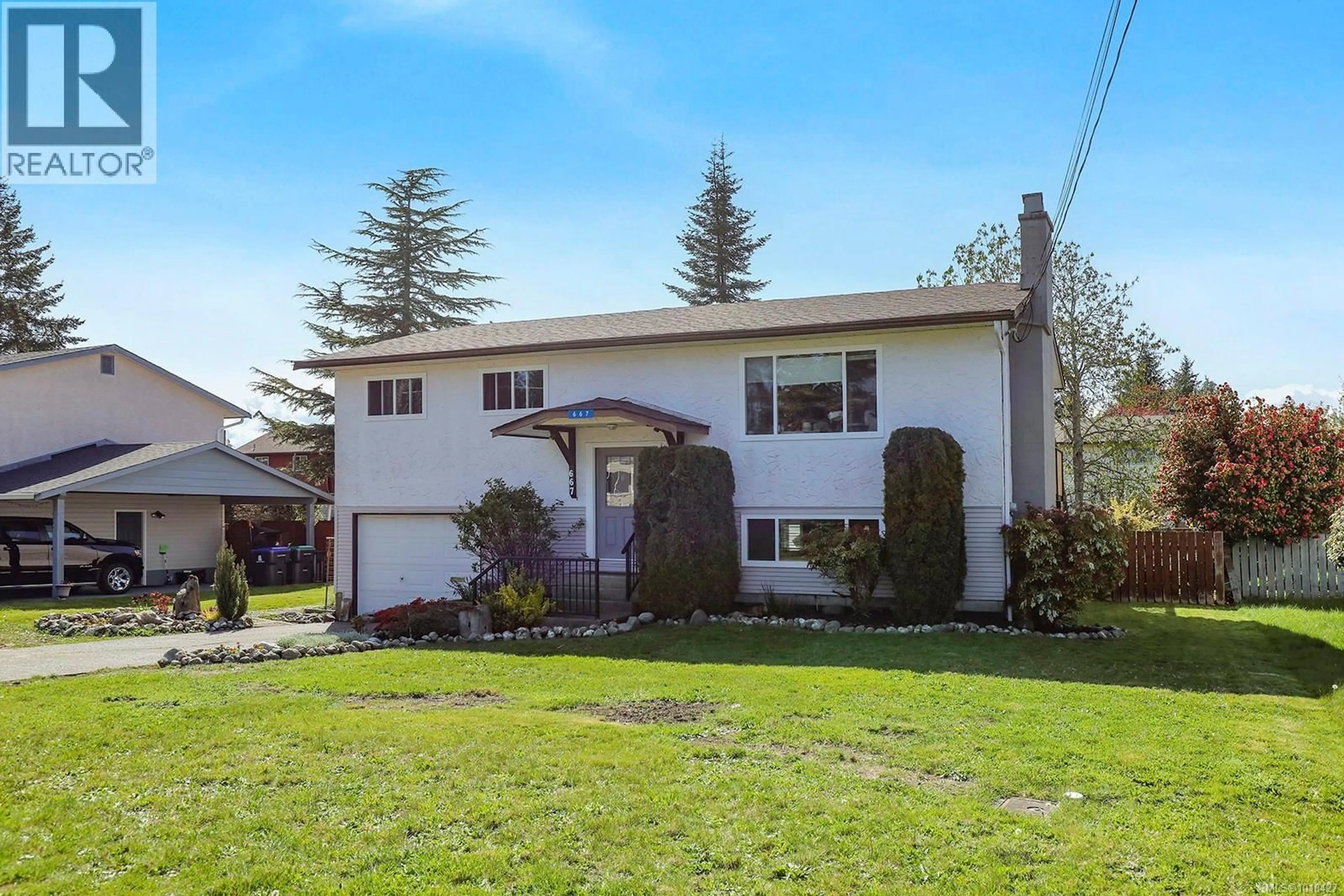 Home with vinyl exterior material, street for 667 TORRENCE ROAD, Comox British Columbia V9M3H6