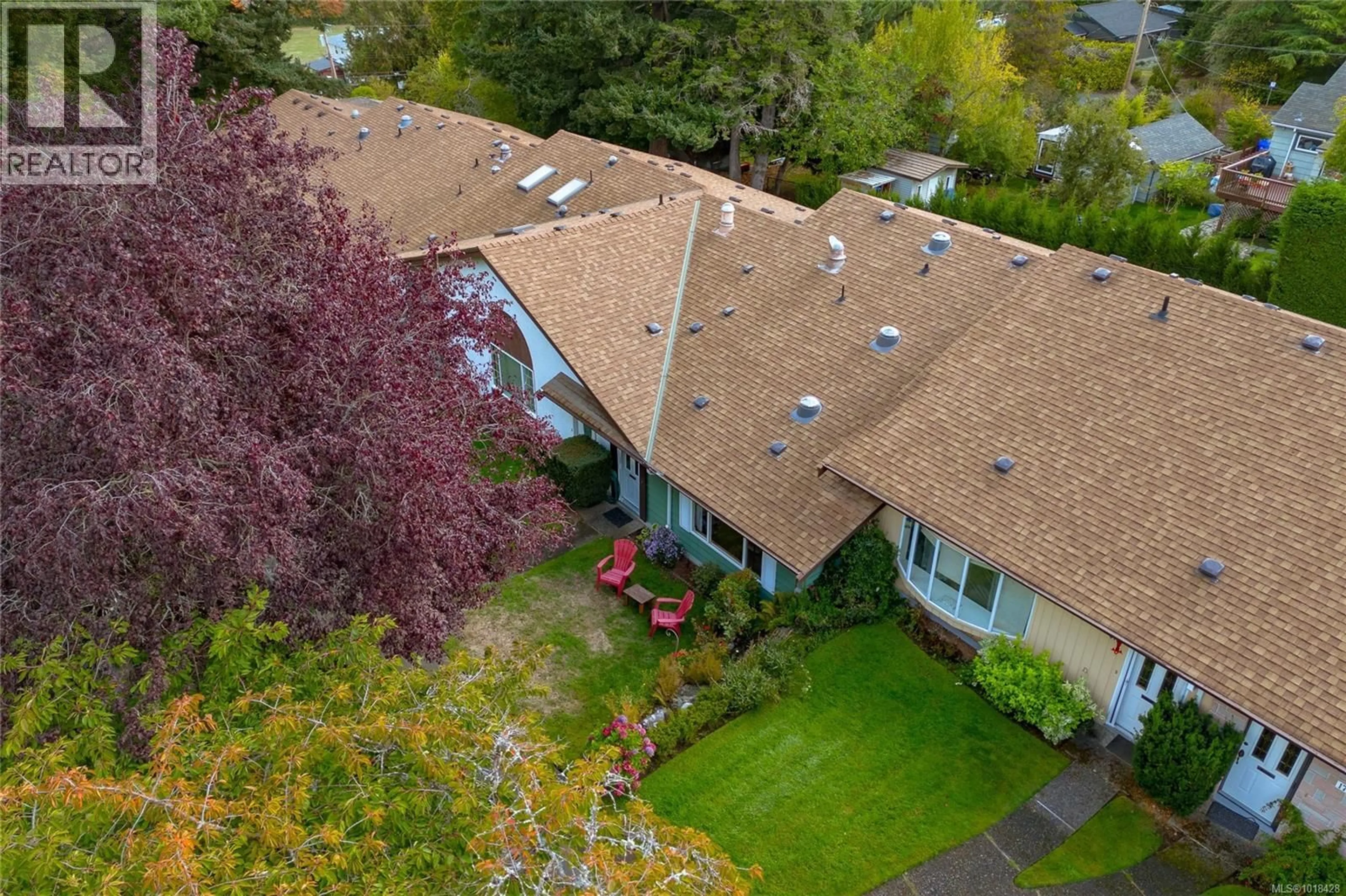A pic from outside/outdoor area/front of a property/back of a property/a pic from drone, street for 19 - 278 ISLAND HIGHWAY, View Royal British Columbia V9B1G5