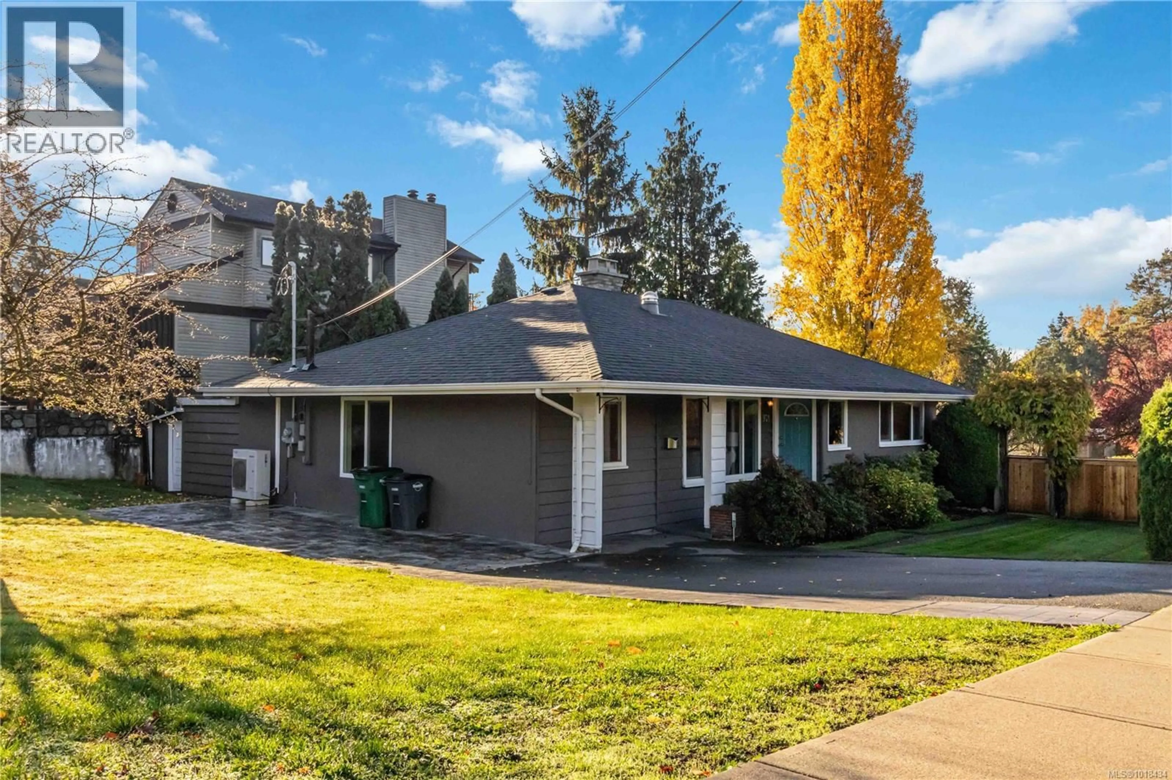 Home with vinyl exterior material, street for 971 MARIGOLD ROAD, Saanich British Columbia V8Z4R9