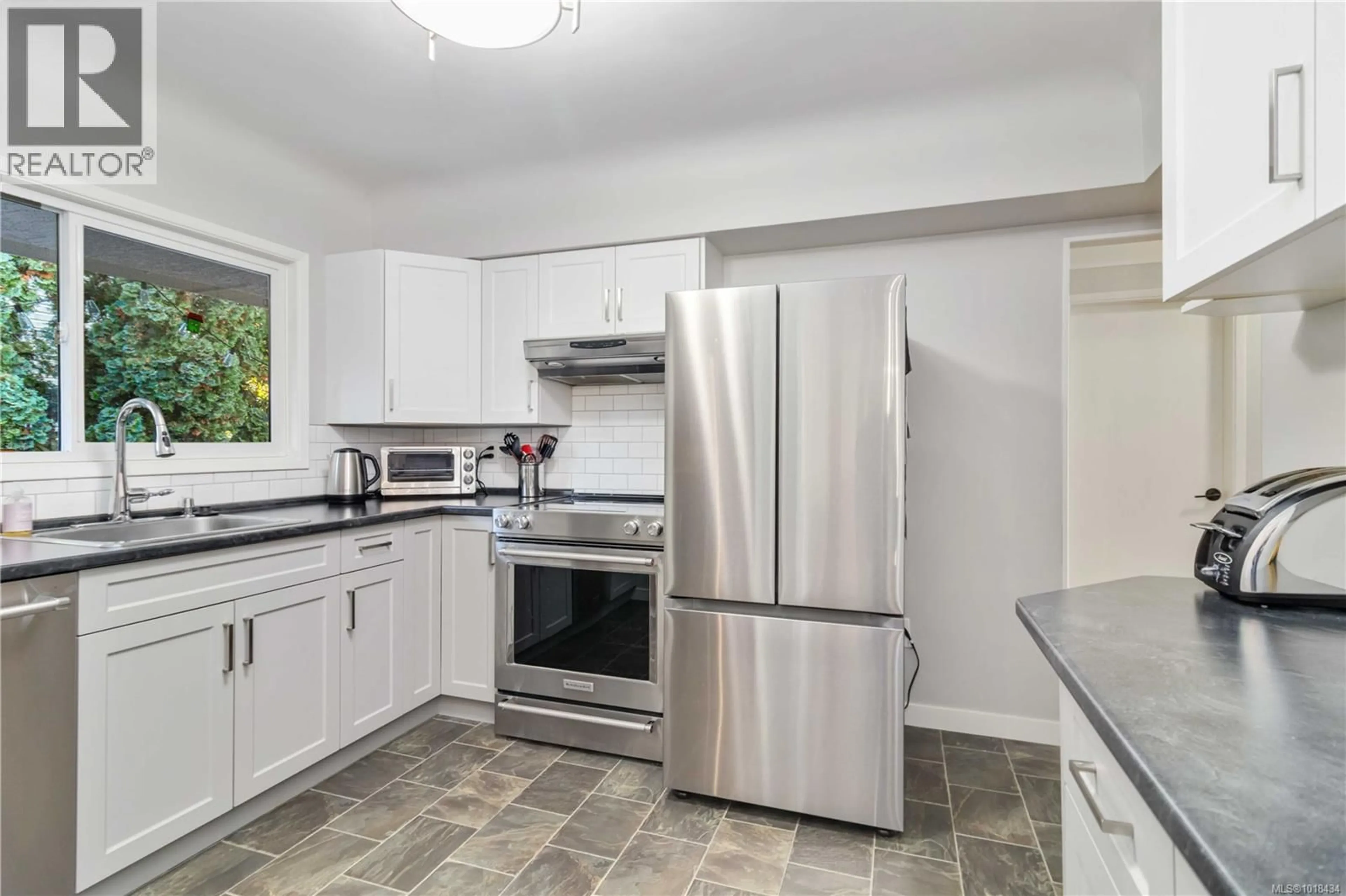 Standard kitchen, ceramic/tile floor for 971 MARIGOLD ROAD, Saanich British Columbia V8Z4R9