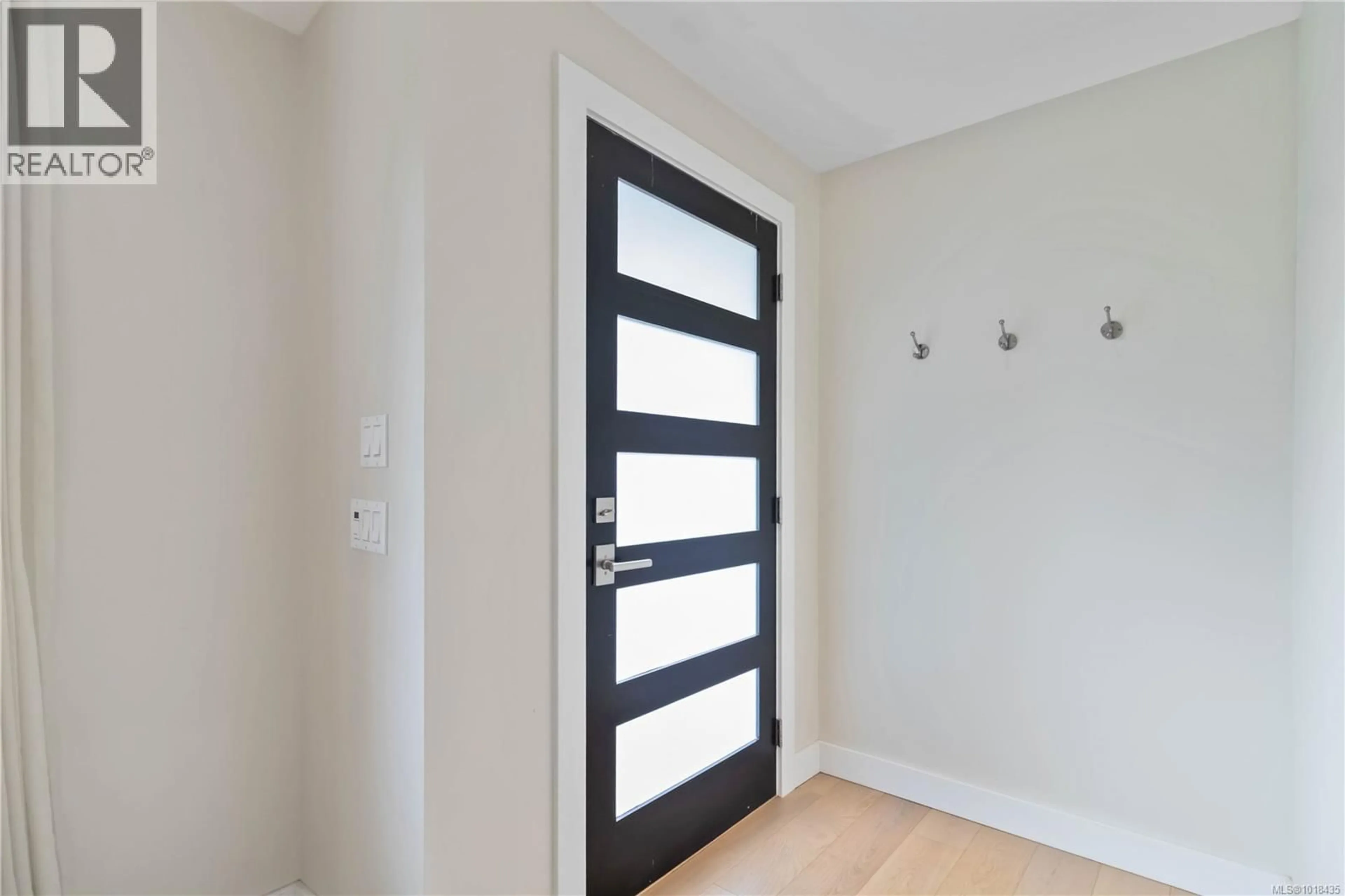 Indoor entryway for 4882 LOCHSIDE DRIVE, Saanich British Columbia V8Y2E4