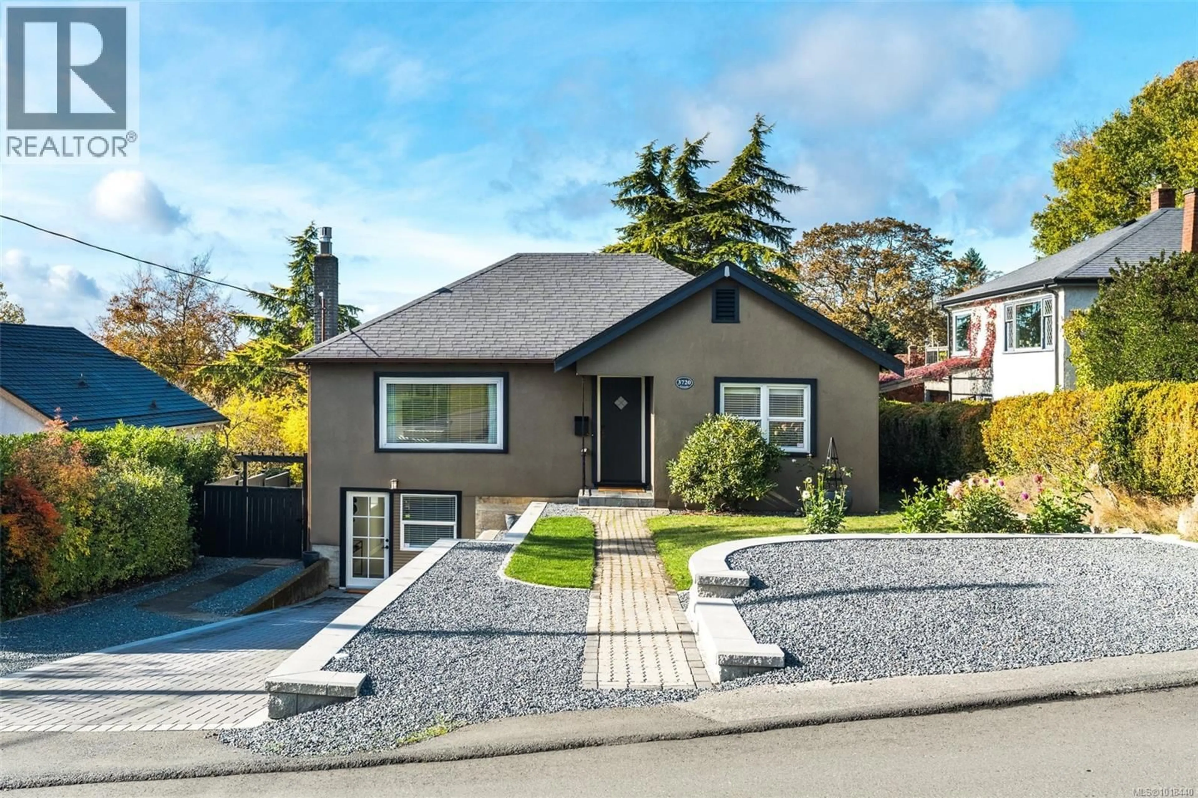 Home with vinyl exterior material, street for 3720 WINSTON CRESCENT, Saanich British Columbia V8X1S1