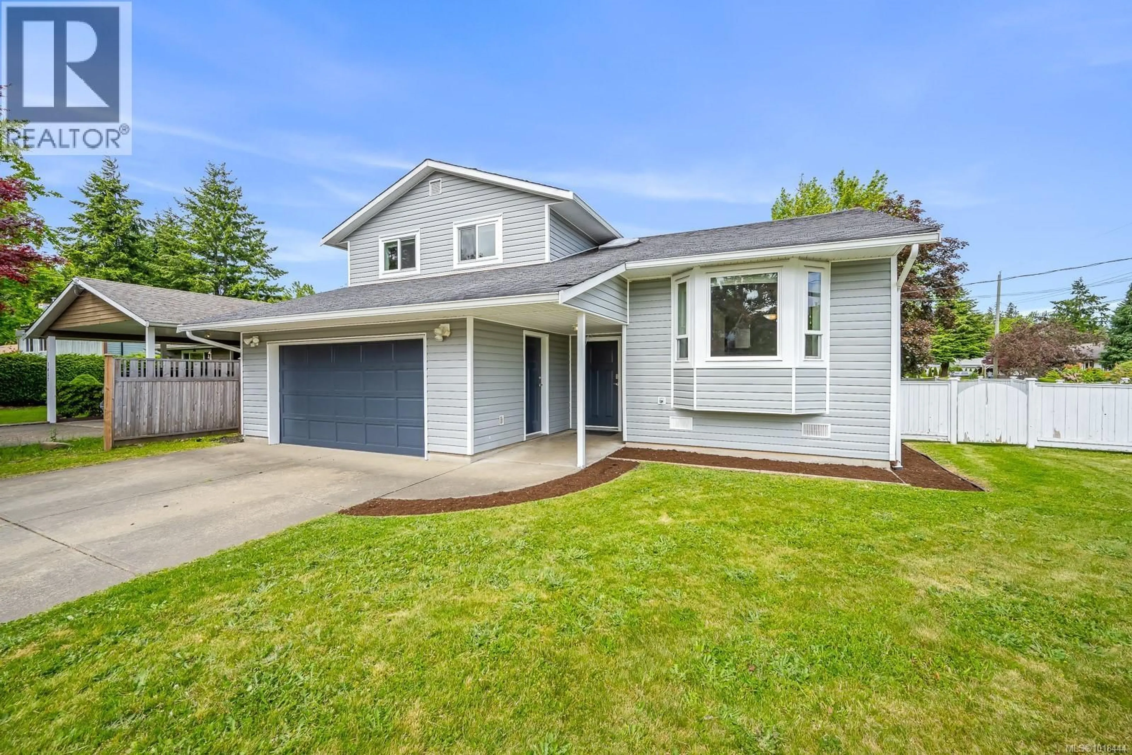 Home with vinyl exterior material, street for 1401 22ND STREET, Courtenay British Columbia V9N7L7