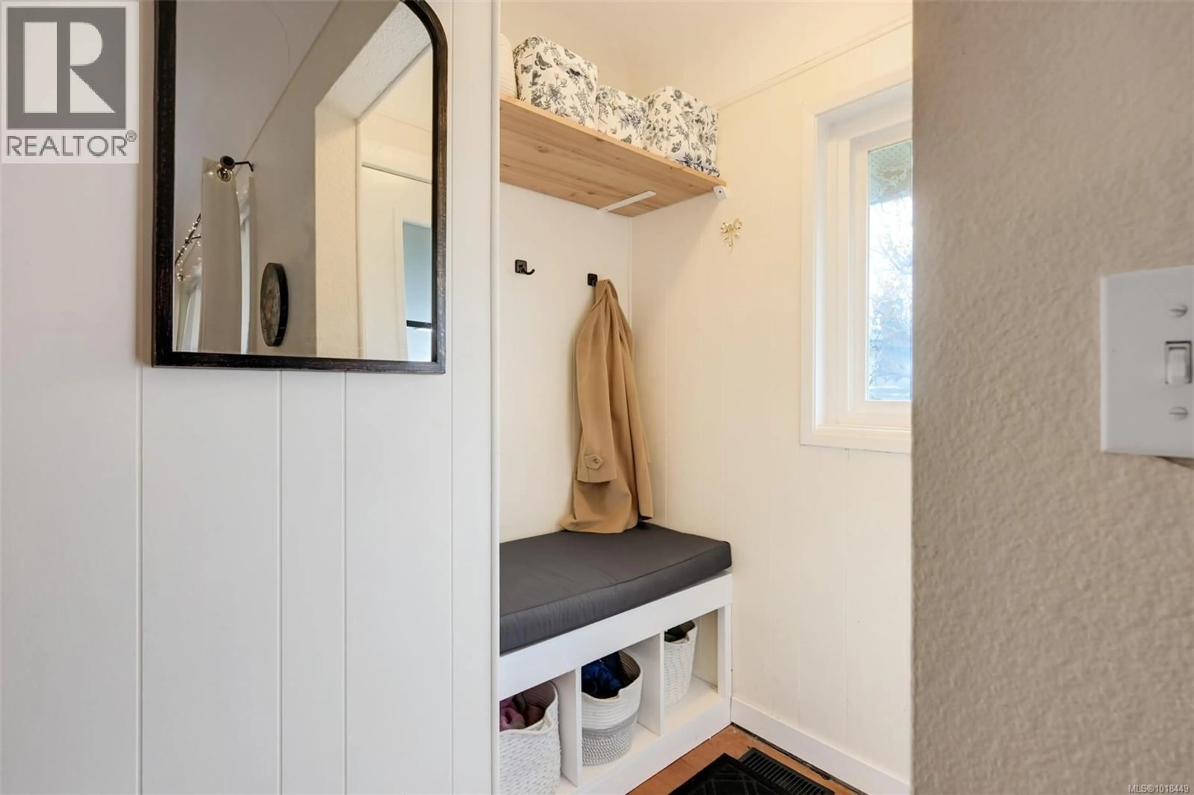 Indoor entryway for 1680 SHERIDAN AVENUE, Saanich British Columbia V8P3B3