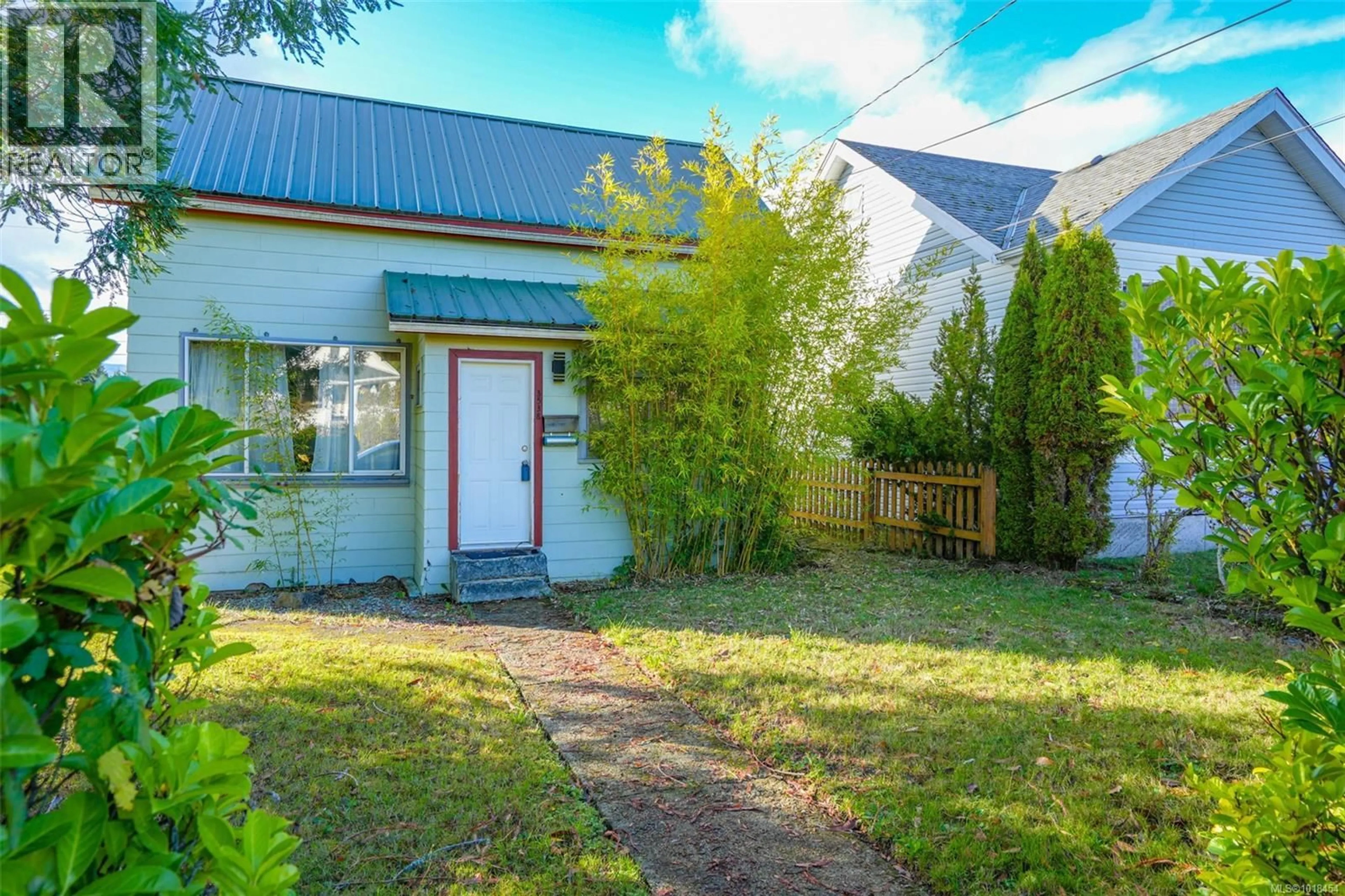 A pic from outside/outdoor area/front of a property/back of a property/a pic from drone, street for 3538 11TH AVENUE, Port Alberni British Columbia V9Y4Y7