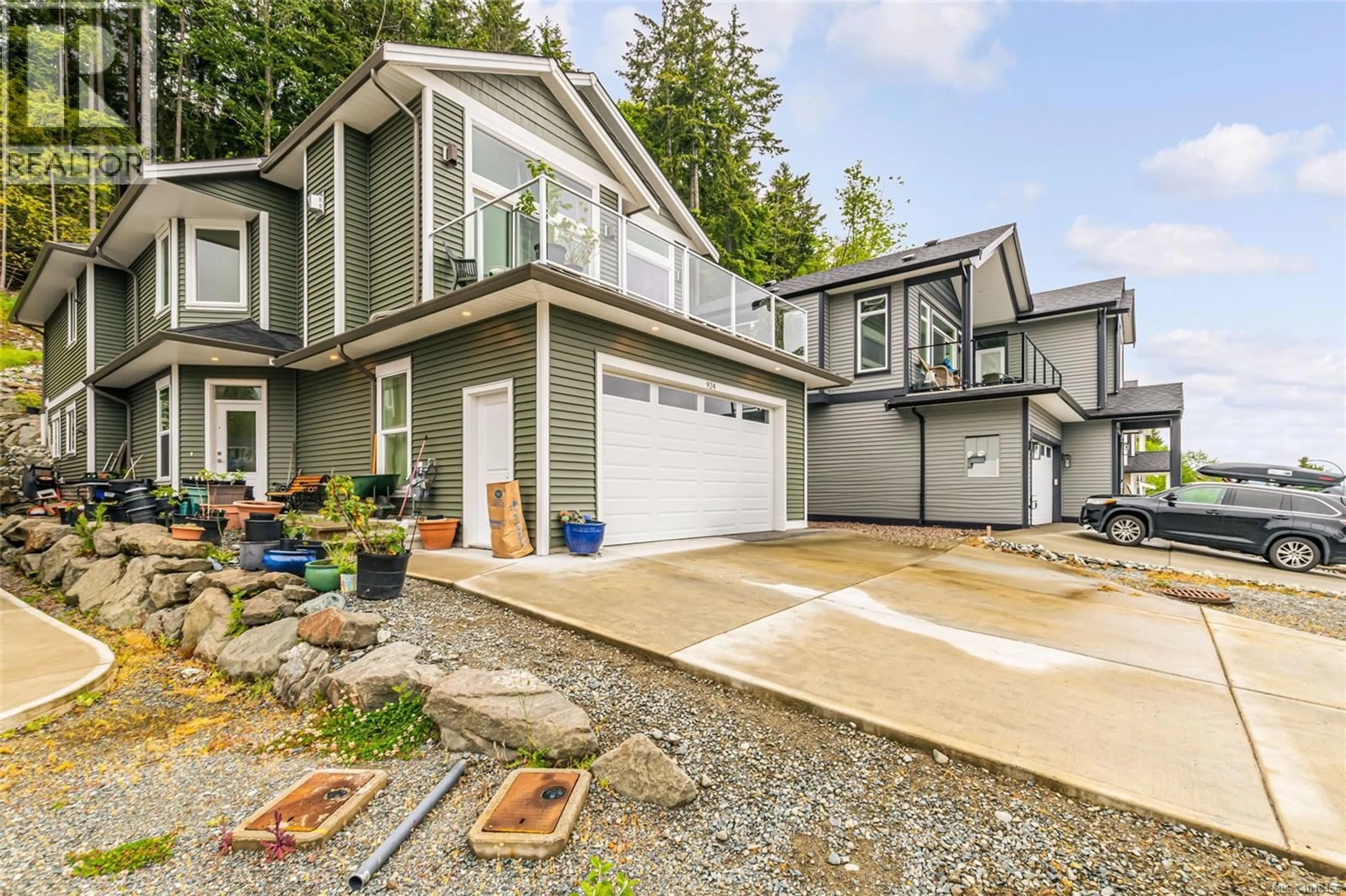 Home with vinyl exterior material, street for 924 CRAIG ROAD, Ladysmith British Columbia V9G2C4