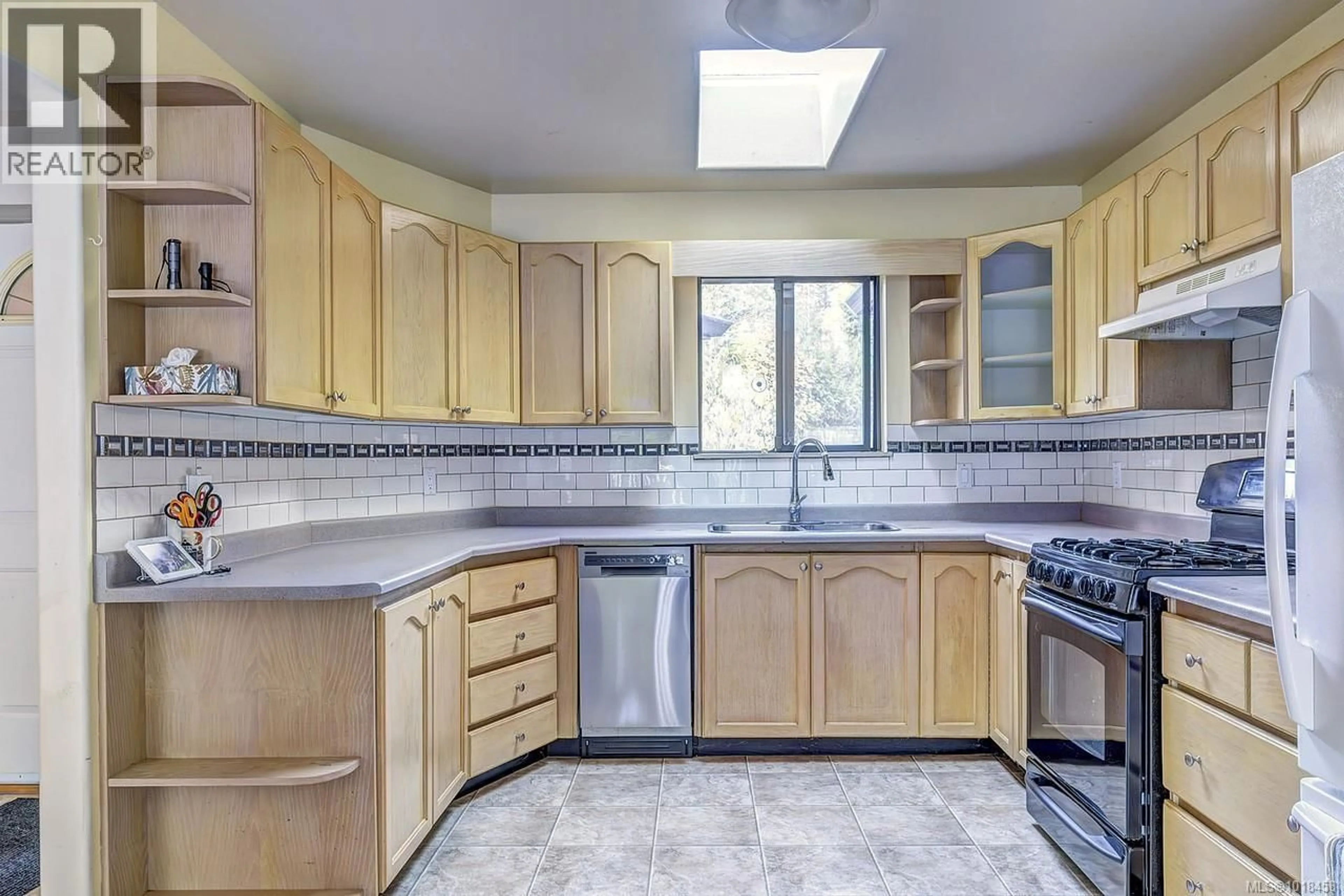 Standard kitchen, ceramic/tile floor for 2136 DOCKSIDE WAY, Nanaimo British Columbia V9R6T7