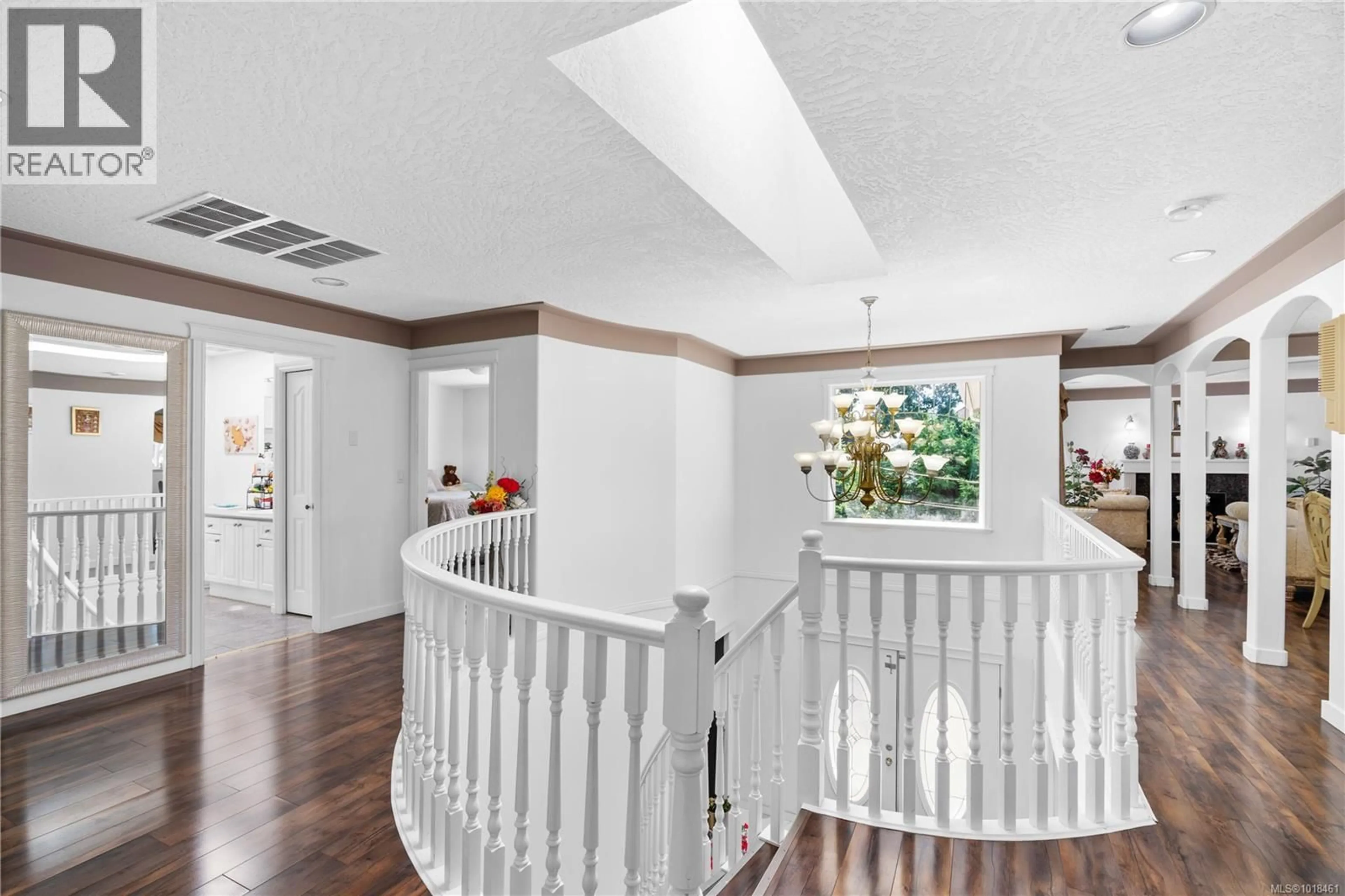 Indoor foyer for 4202 QUADRA STREET, Saanich British Columbia V8X1L4