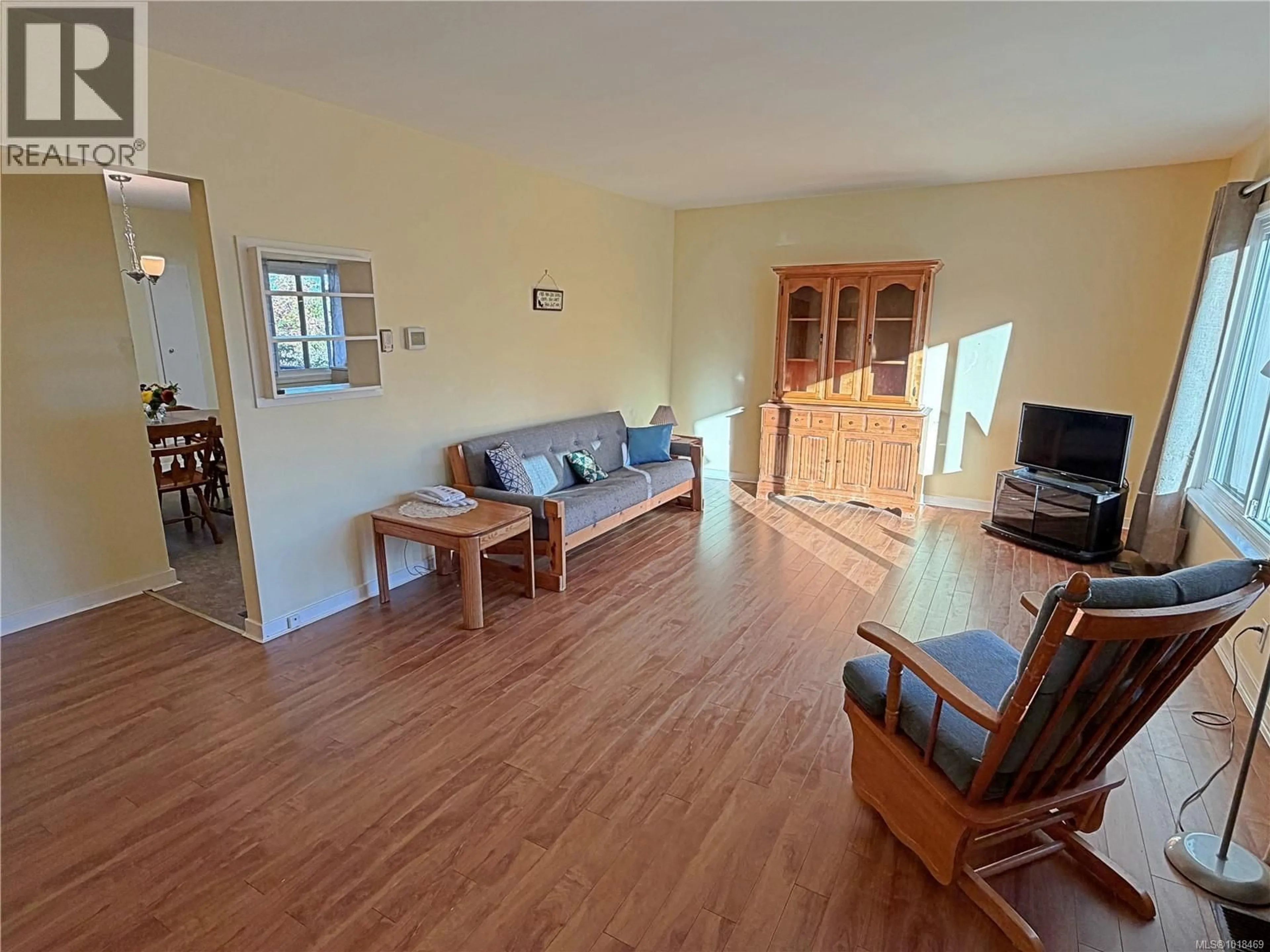 Living room with furniture, wood/laminate floor for 660 CHELSEA STREET, Nanaimo British Columbia V9S1Y1