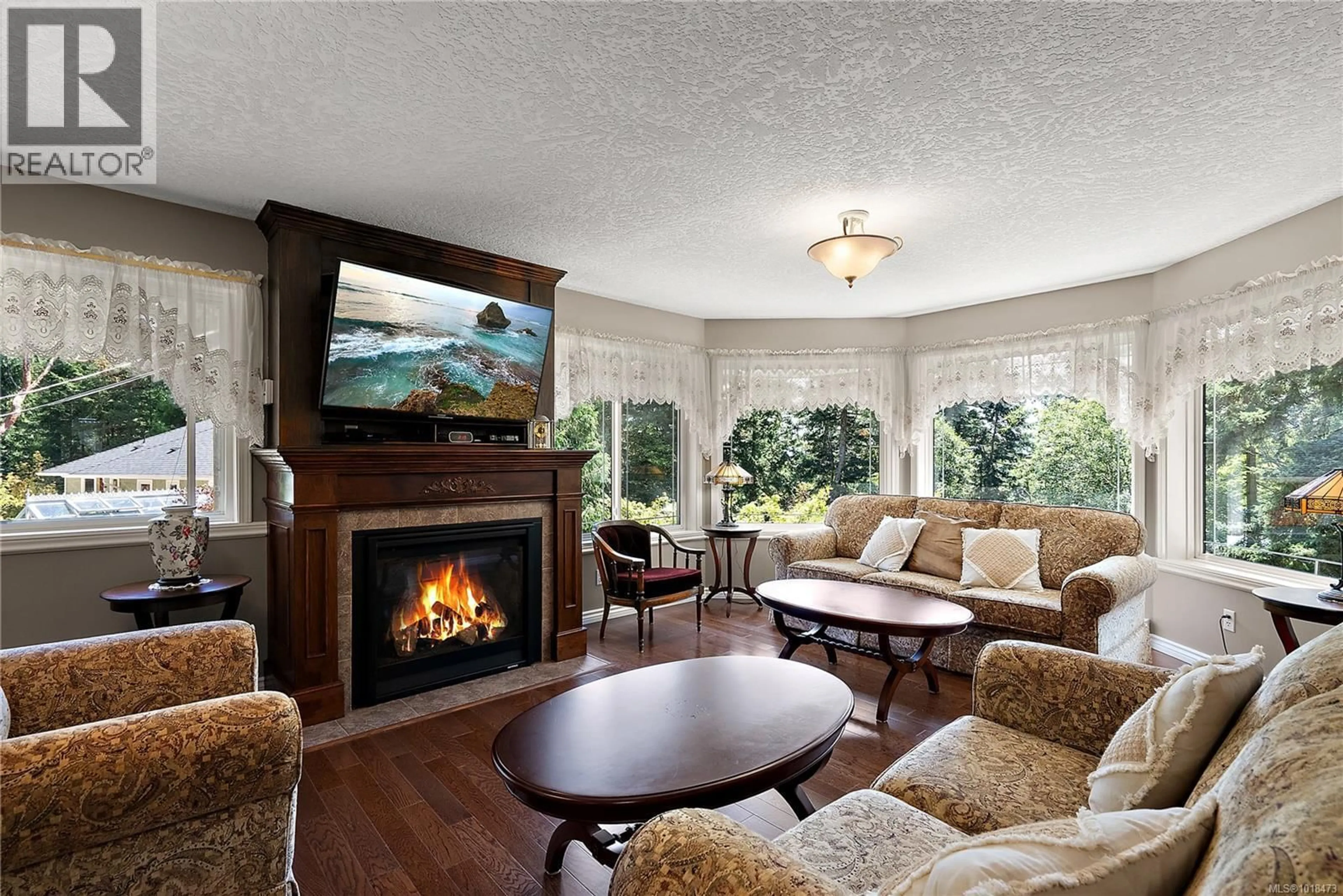 Living room with furniture, wood/laminate floor for 2250 TRYON ROAD, North Saanich British Columbia V8L5H7