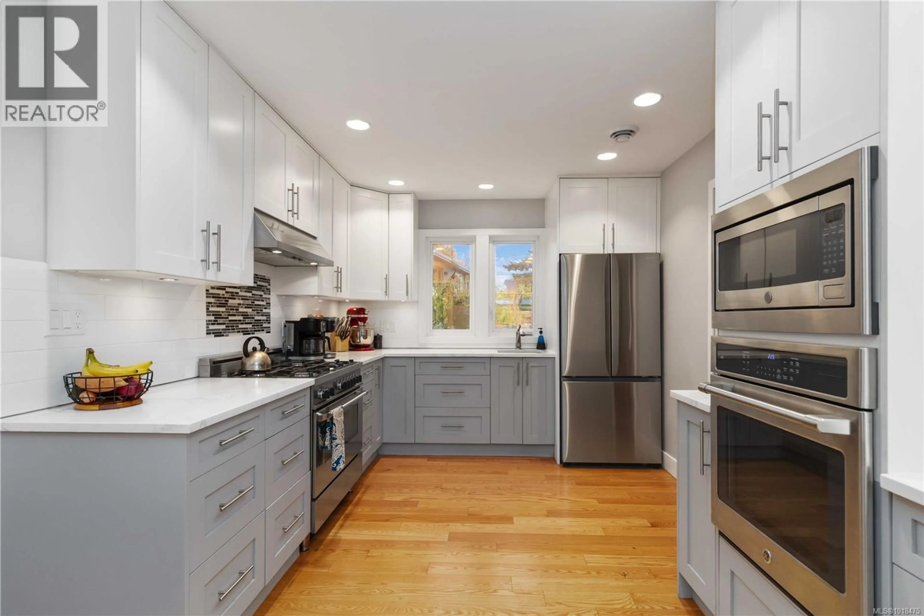 Contemporary kitchen, unknown for 2200 KINROSS AVENUE, Oak Bay British Columbia V8R2N5