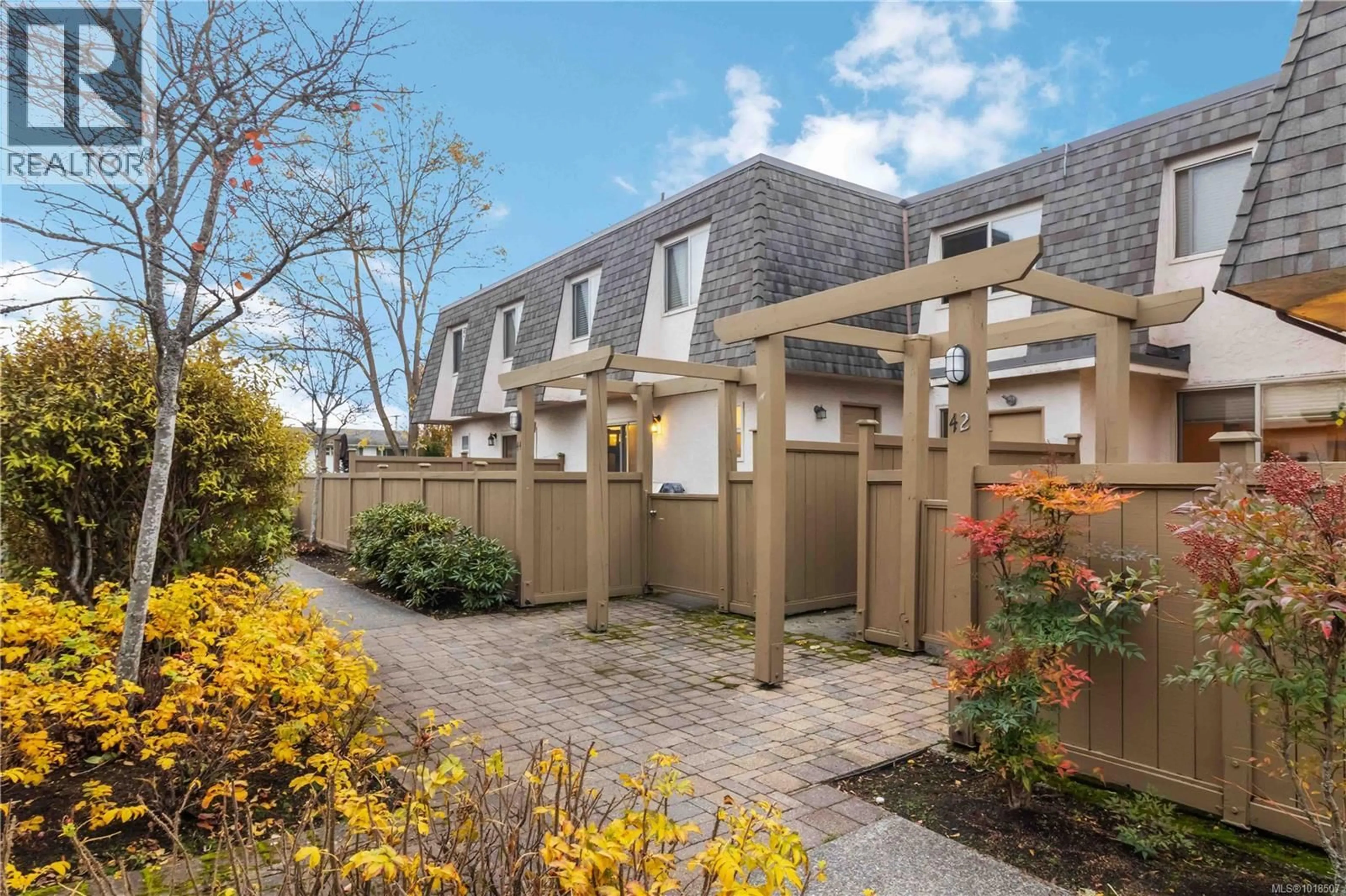 Patio, street for 44 - 4061 LARCHWOOD DRIVE, Saanich British Columbia V8V3K4