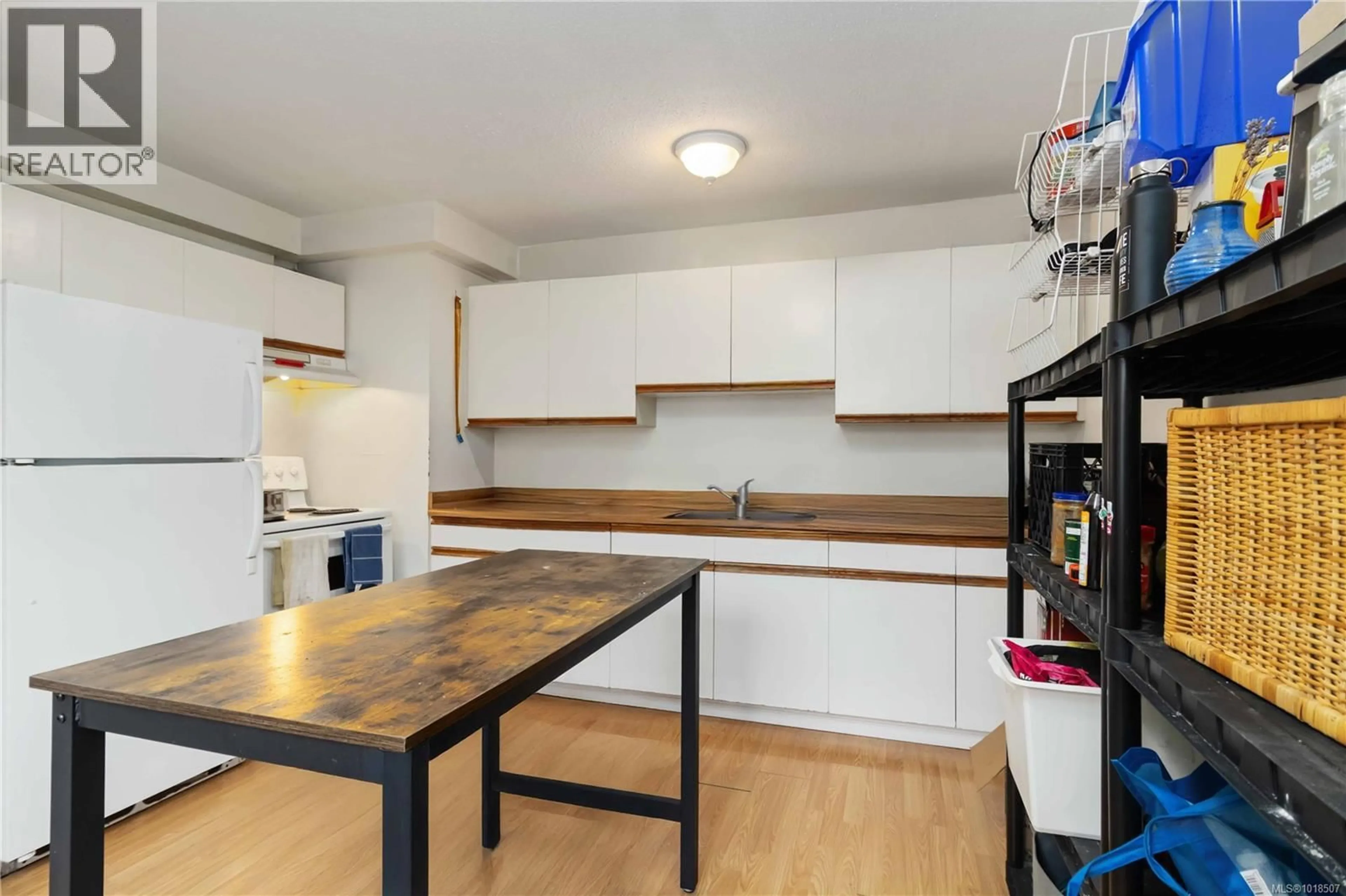 Standard kitchen, wood/laminate floor for 44 - 4061 LARCHWOOD DRIVE, Saanich British Columbia V8V3K4