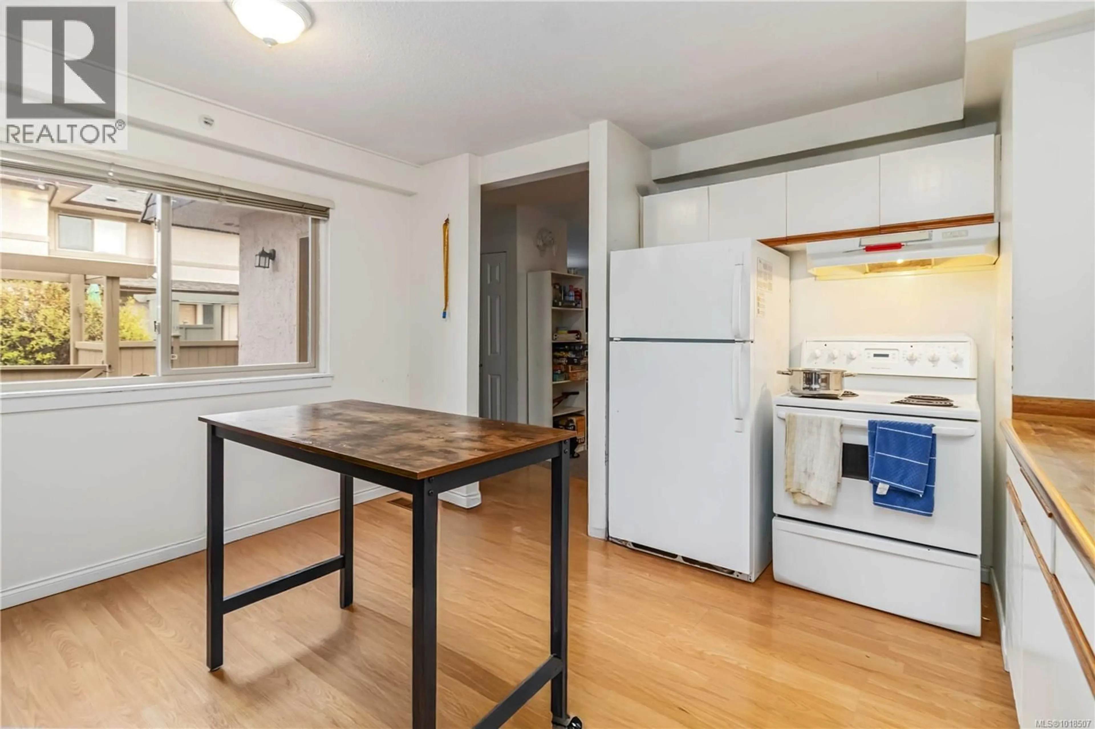 Standard kitchen, unknown for 44 - 4061 LARCHWOOD DRIVE, Saanich British Columbia V8V3K4