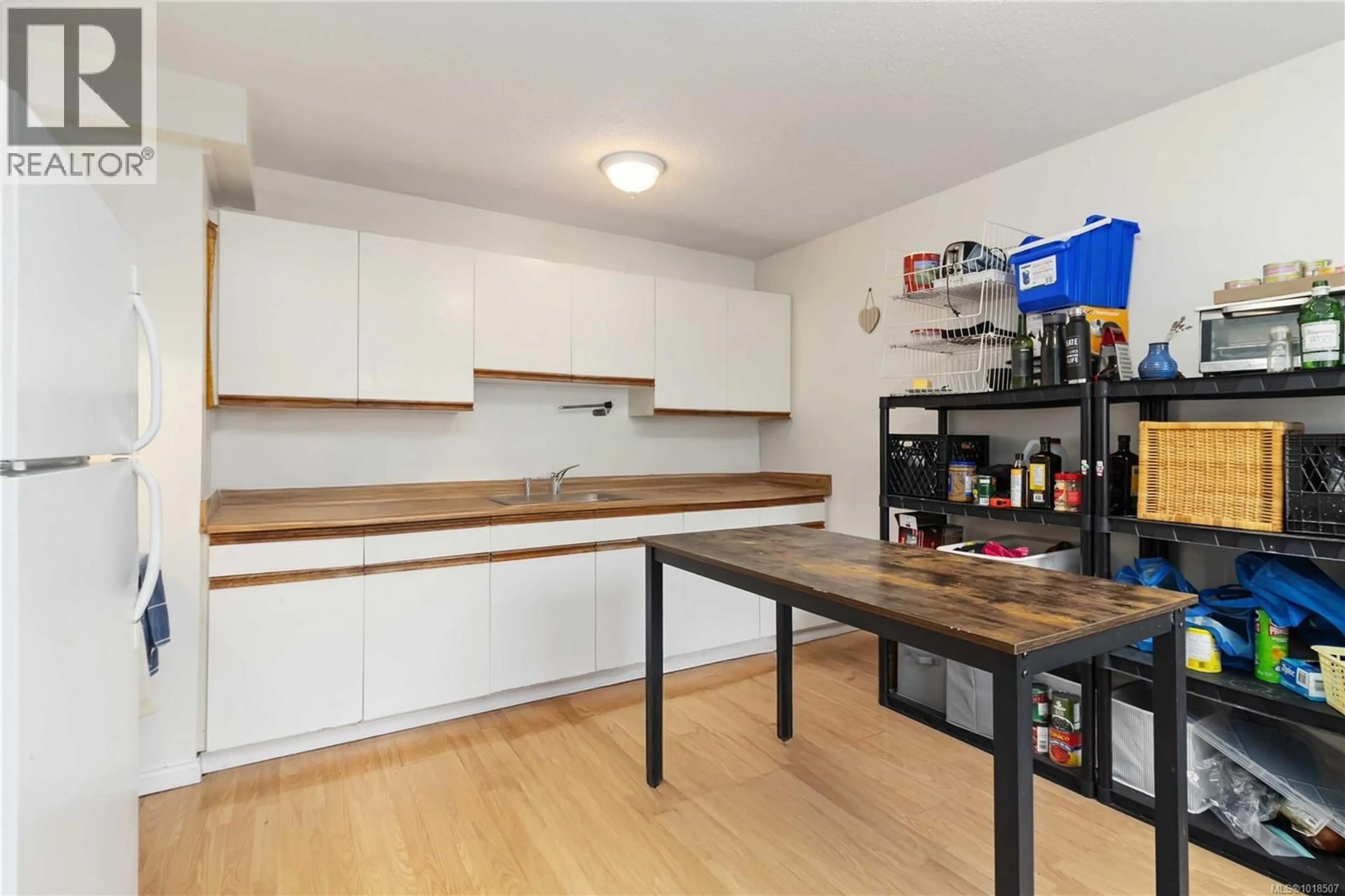 Standard kitchen, wood/laminate floor for 44 - 4061 LARCHWOOD DRIVE, Saanich British Columbia V8V3K4