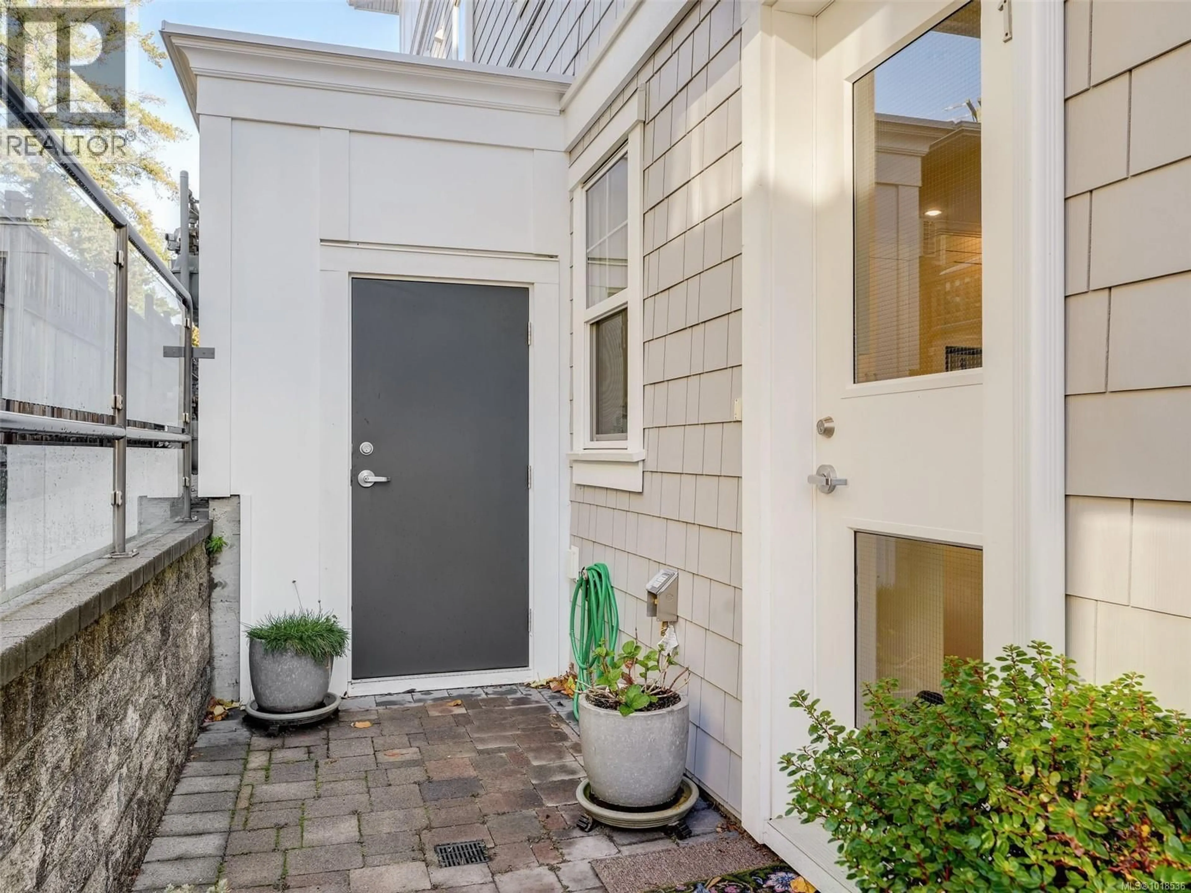 Indoor entryway for 1 - 1016 SOUTHGATE STREET, Victoria British Columbia V8V2Z2