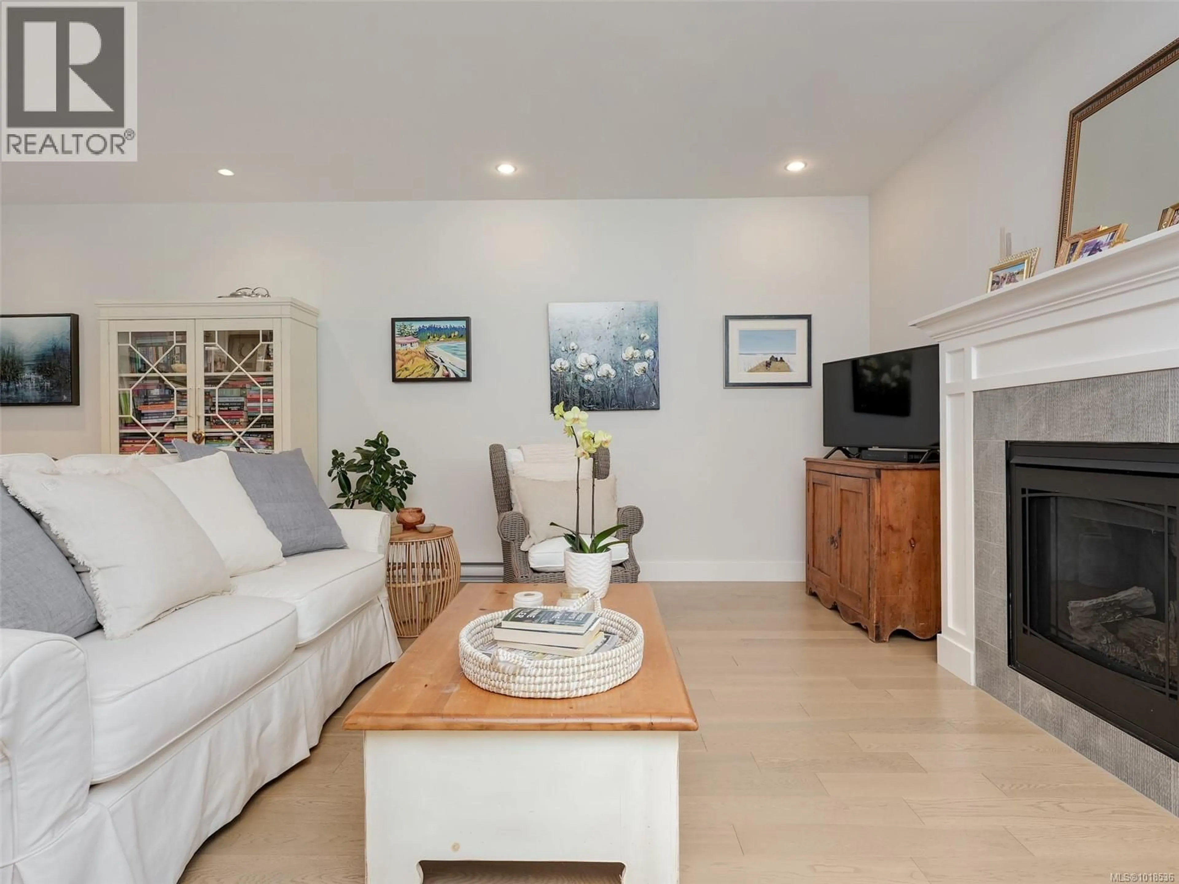 Living room with furniture, unknown for 1 - 1016 SOUTHGATE STREET, Victoria British Columbia V8V2Z2