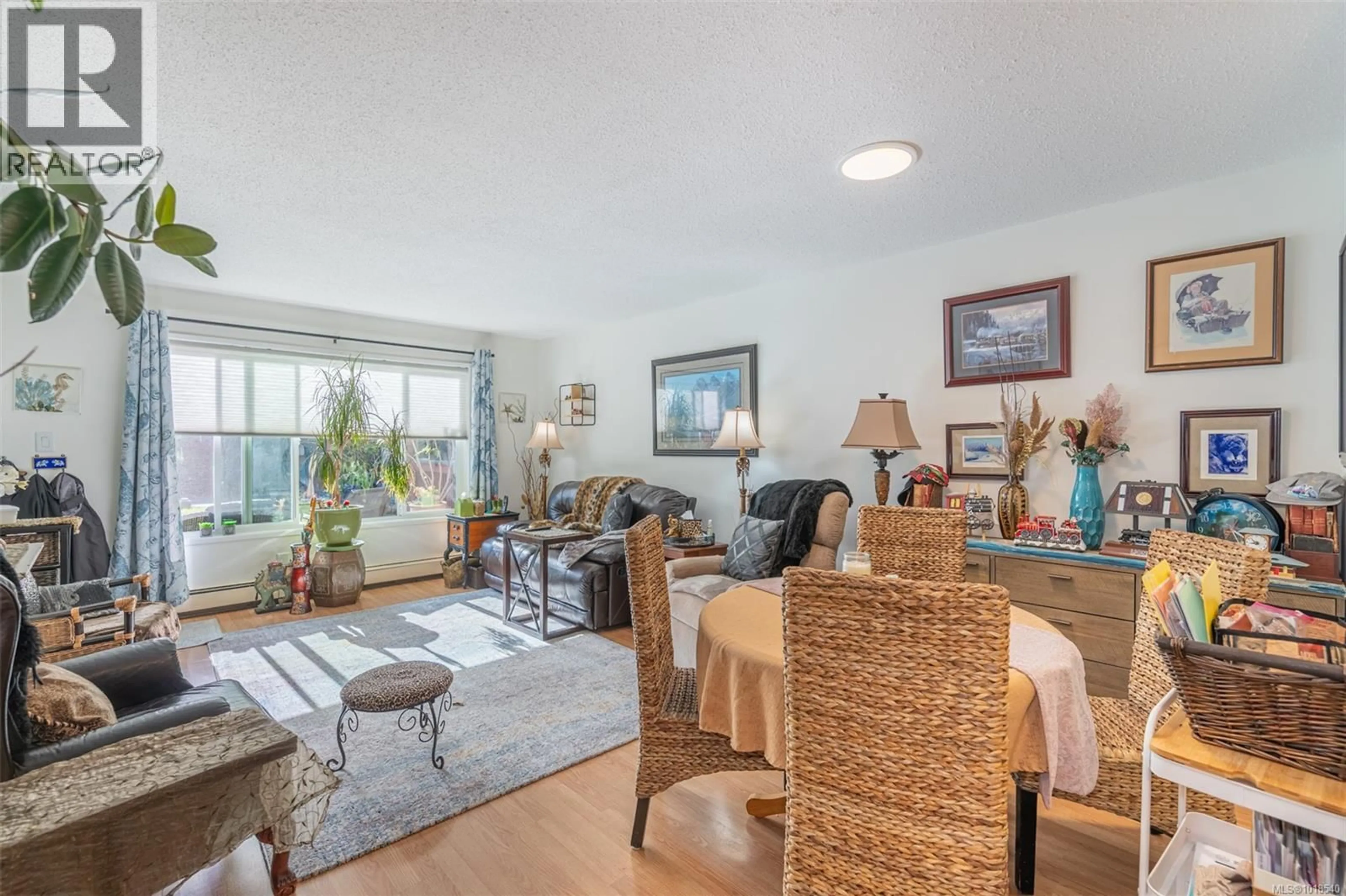 Living room with furniture, unknown for 114 - 10110 FIFTH STREET, Sidney British Columbia V8L2X9
