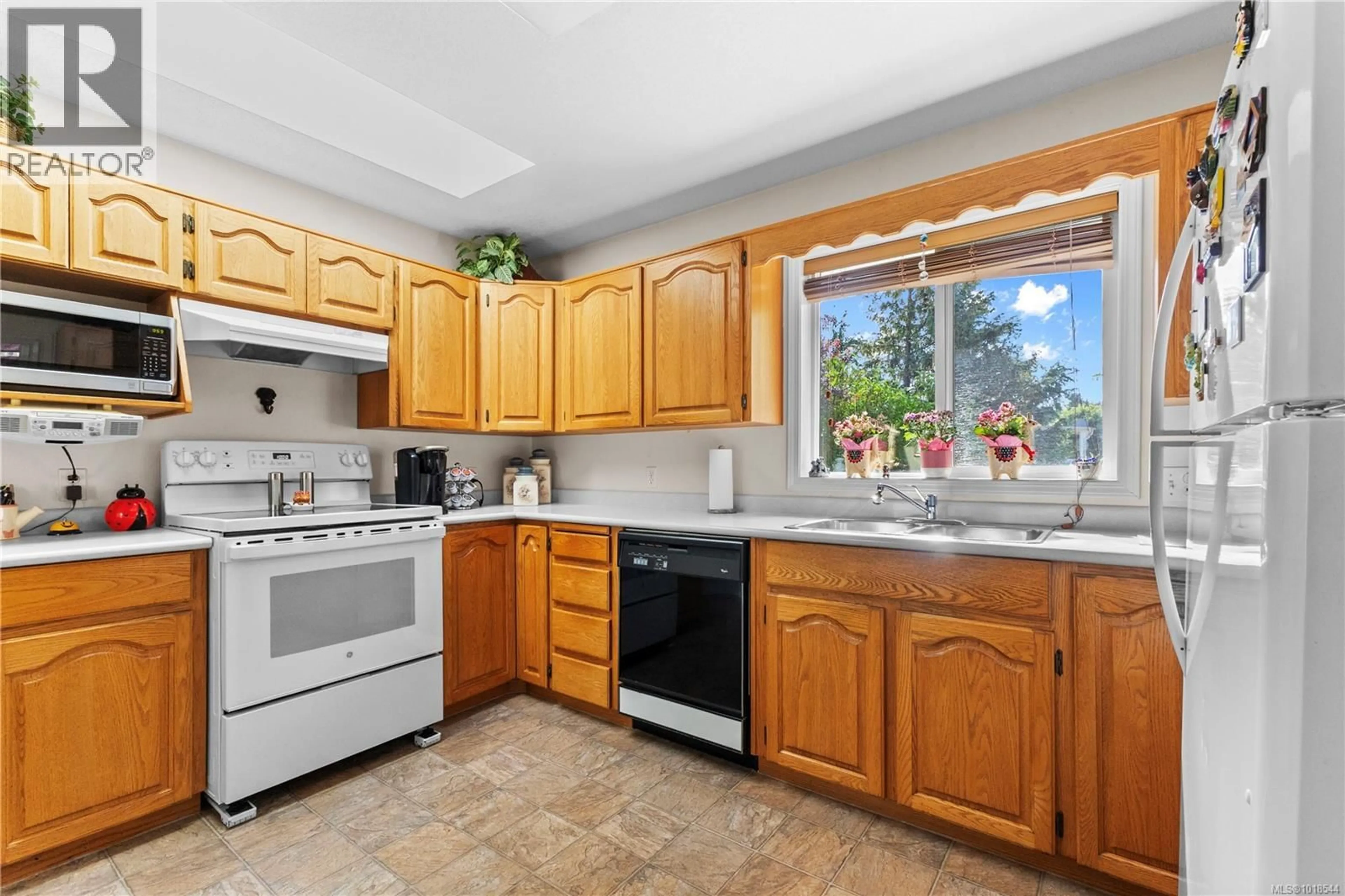 Standard kitchen, ceramic/tile floor for 771 SASSABY PLACE, Campbell River British Columbia V9W8B2