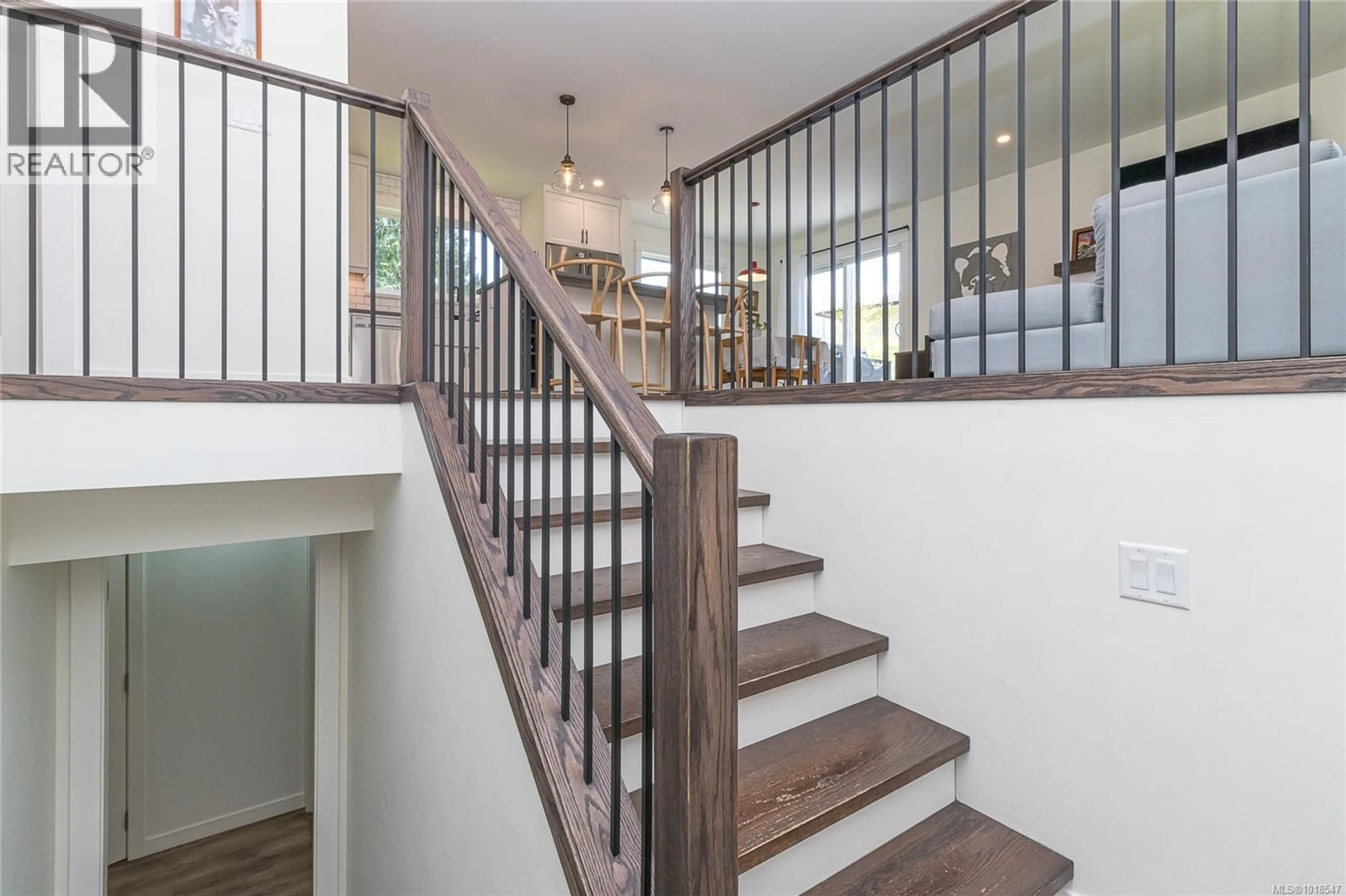 Indoor foyer for 1879 JEFFREE ROAD, Central Saanich British Columbia V8M1K5