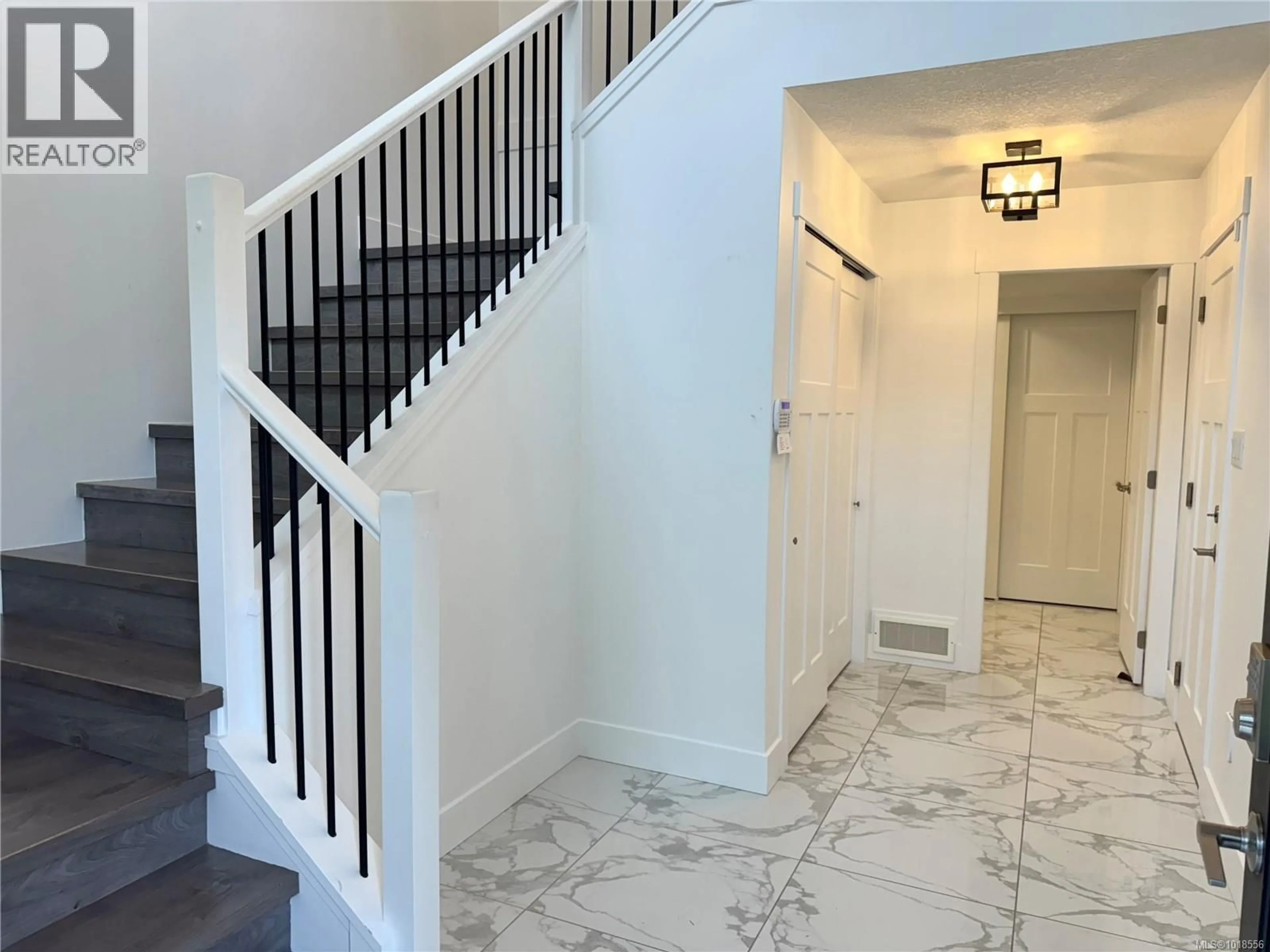 Indoor foyer for 5211 HAMMOND BAY ROAD, Nanaimo British Columbia V9T5M9