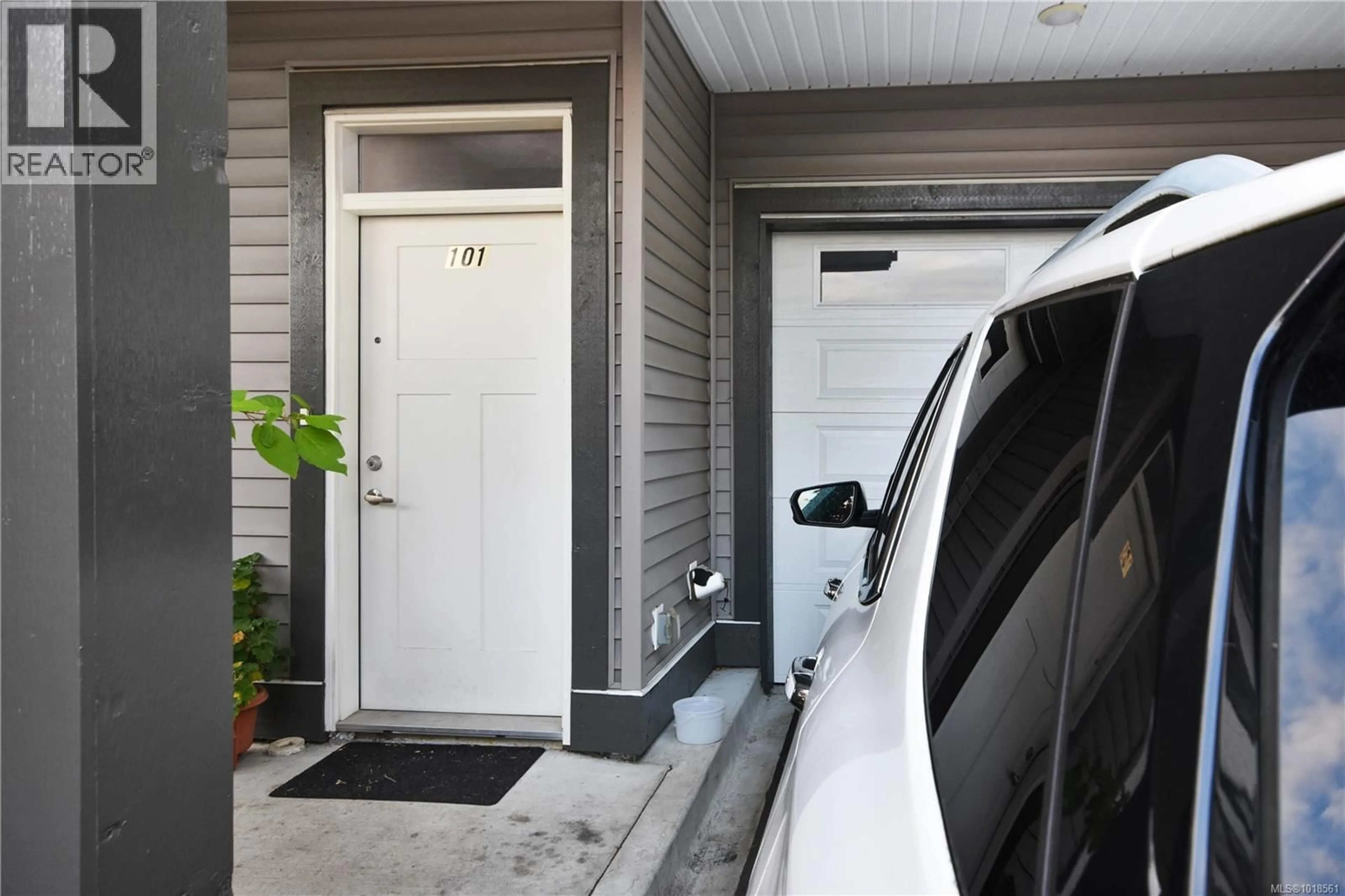 Indoor entryway for 101 - 253 VICTORIA ROAD, Nanaimo British Columbia V9R4P8