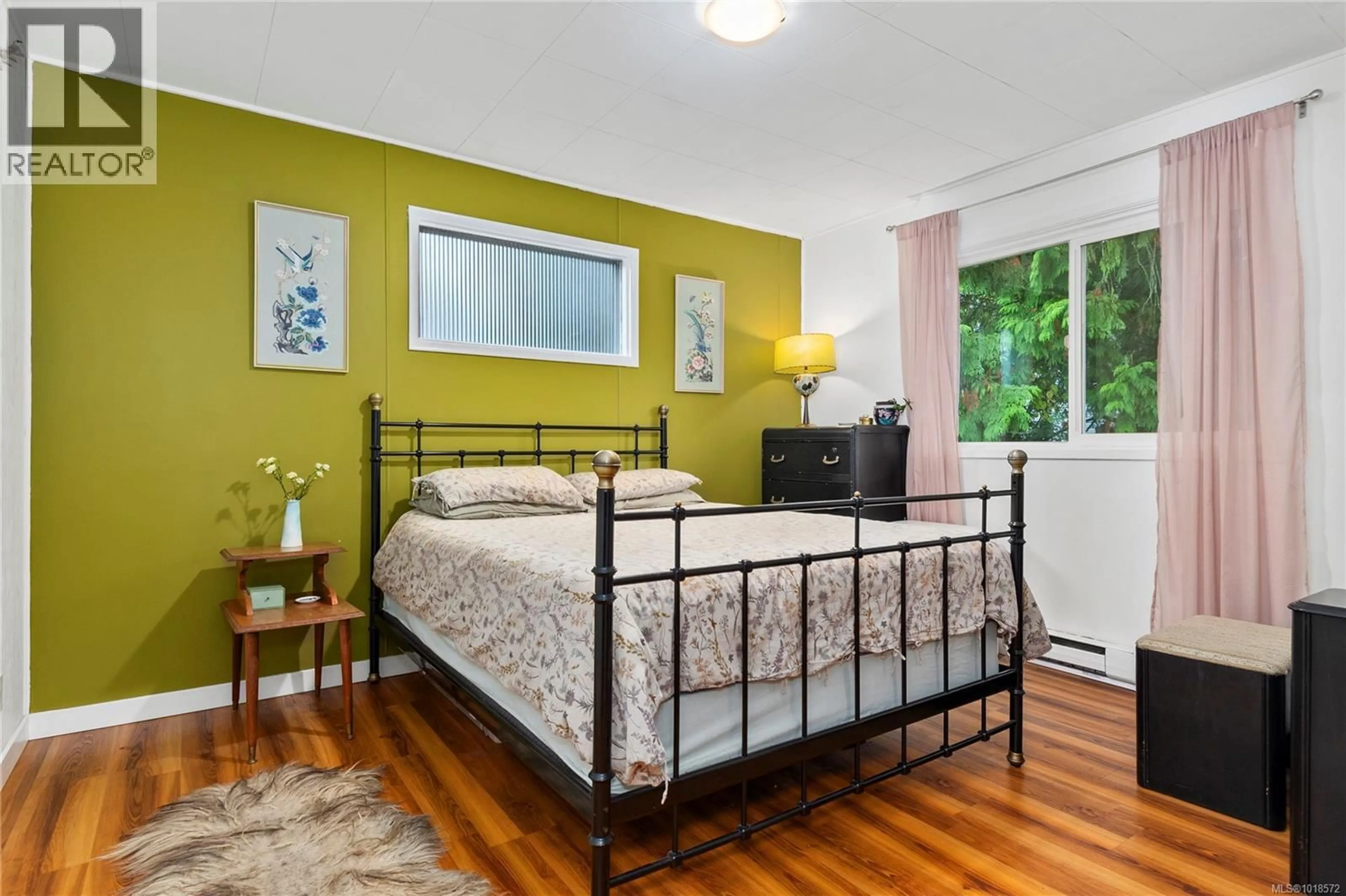 Bedroom with bed, wood/laminate floor for 1040 17TH STREET, Courtenay British Columbia V9N1Z5