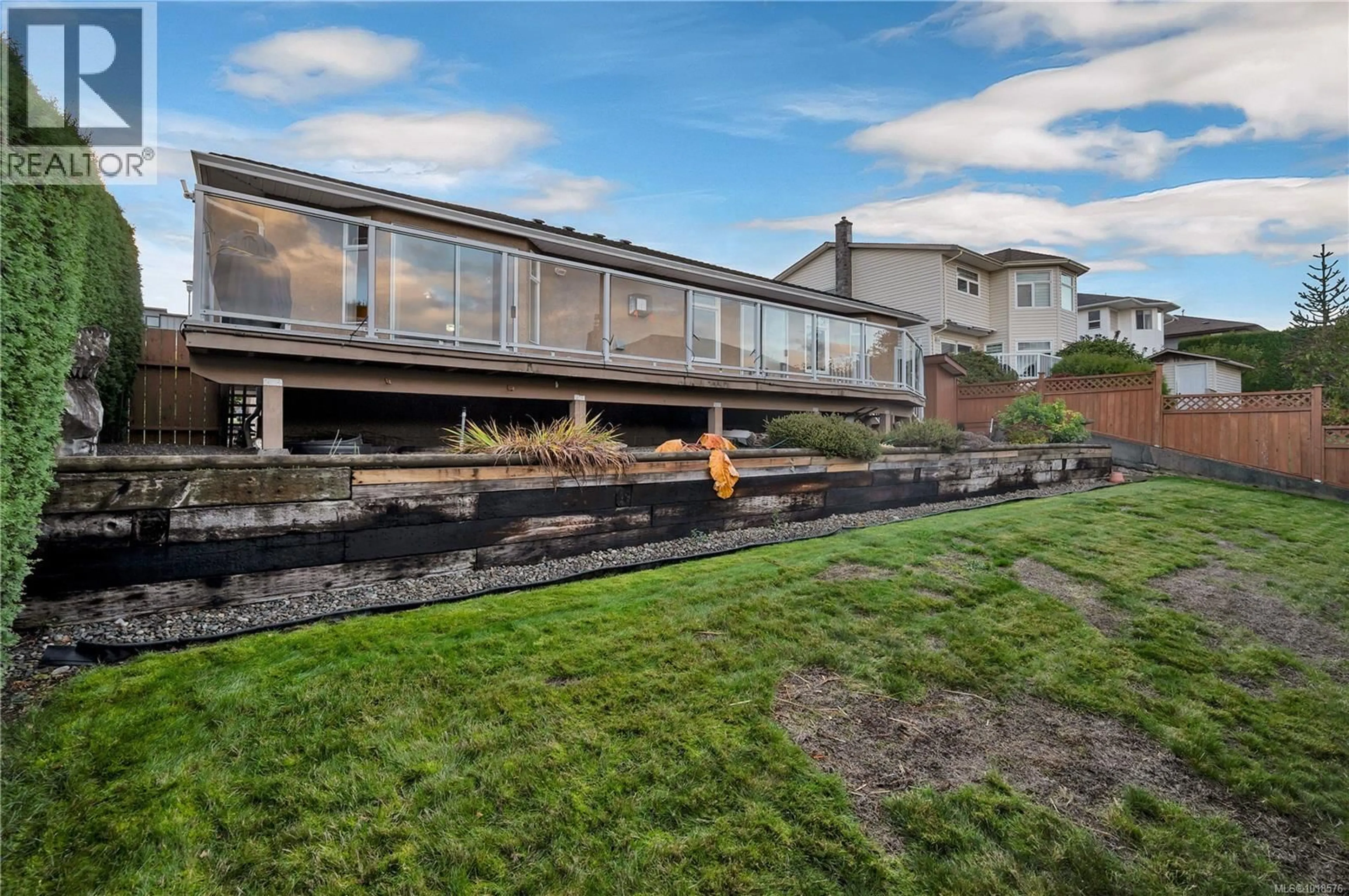 A pic from outside/outdoor area/front of a property/back of a property/a pic from drone, building for 756 BOWEN DRIVE, Campbell River British Columbia V9H1S2