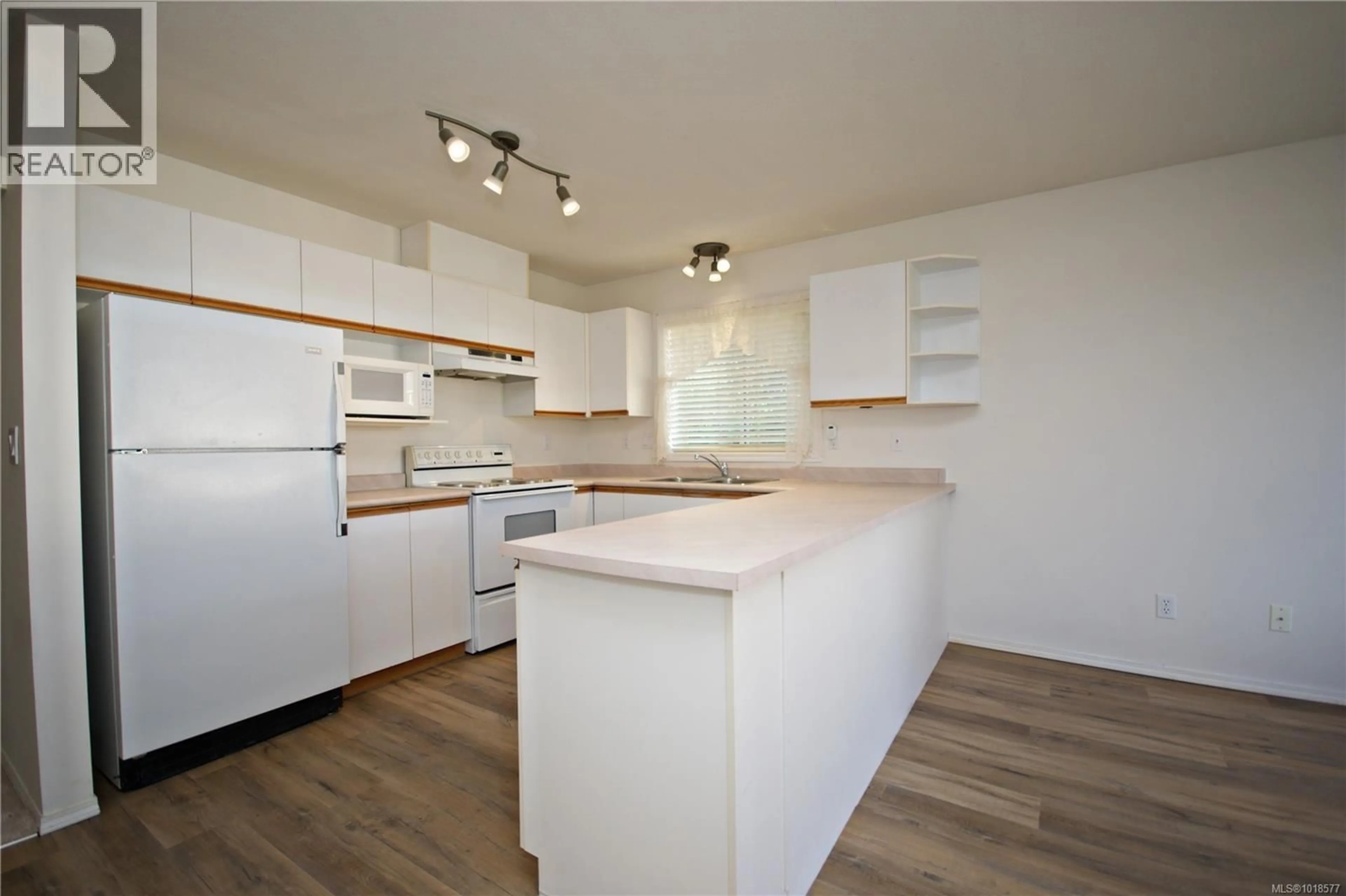 Standard kitchen, wood/laminate floor for 33 - 454 MORISON AVENUE, Parksville British Columbia V9P2M6