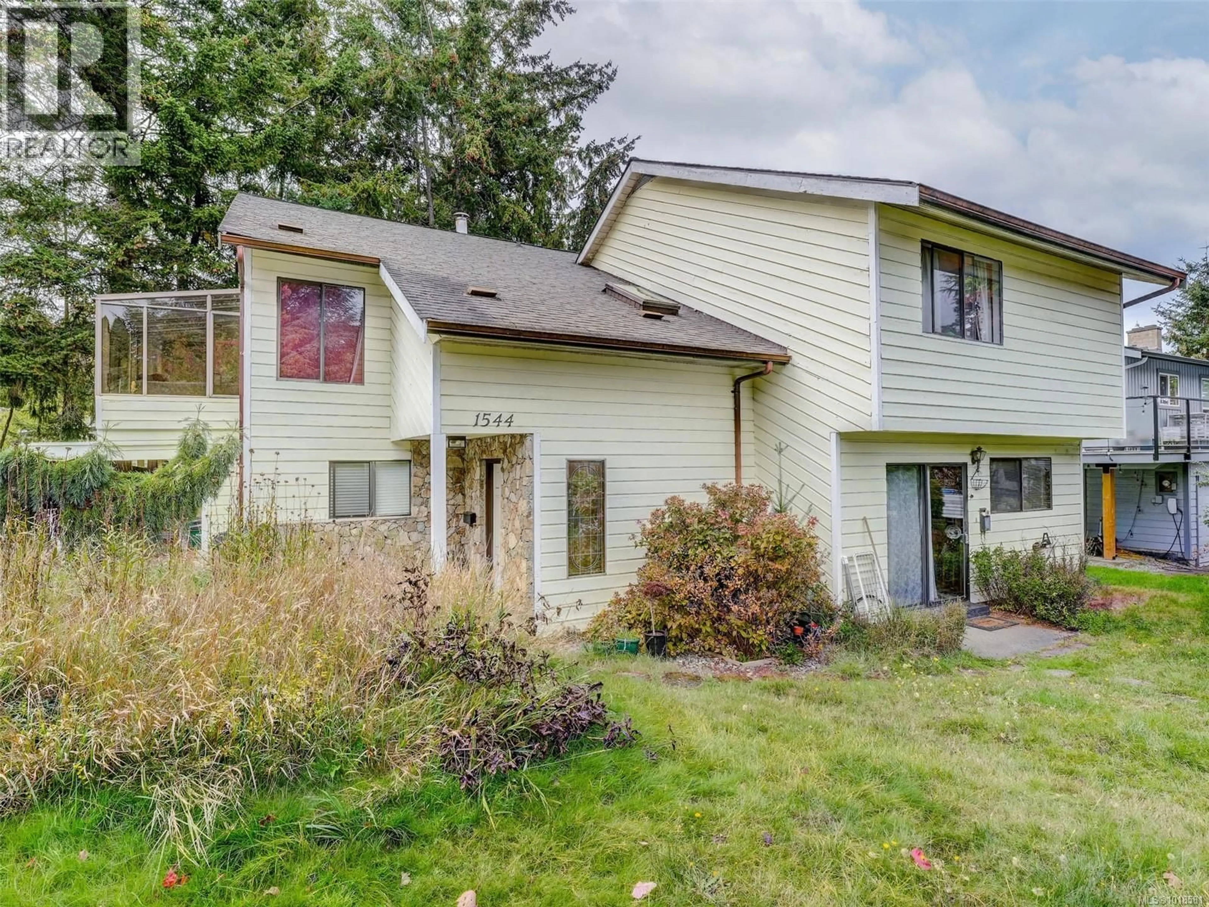 Home with vinyl exterior material, unknown for 1544 GRANADA CRESCENT, Saanich British Columbia V8N2B8