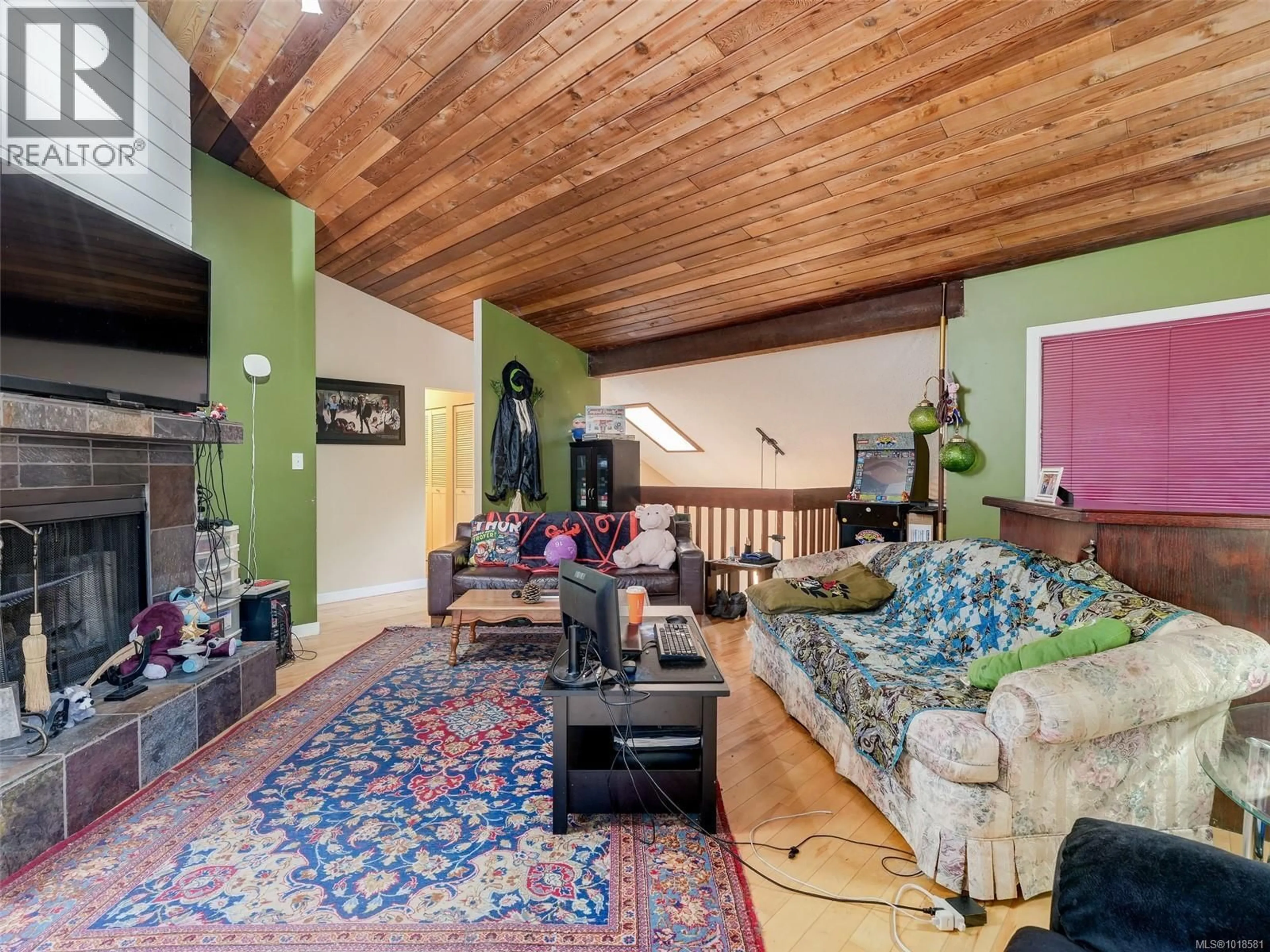 Living room with furniture, wood/laminate floor for 1544 GRANADA CRESCENT, Saanich British Columbia V8N2B8