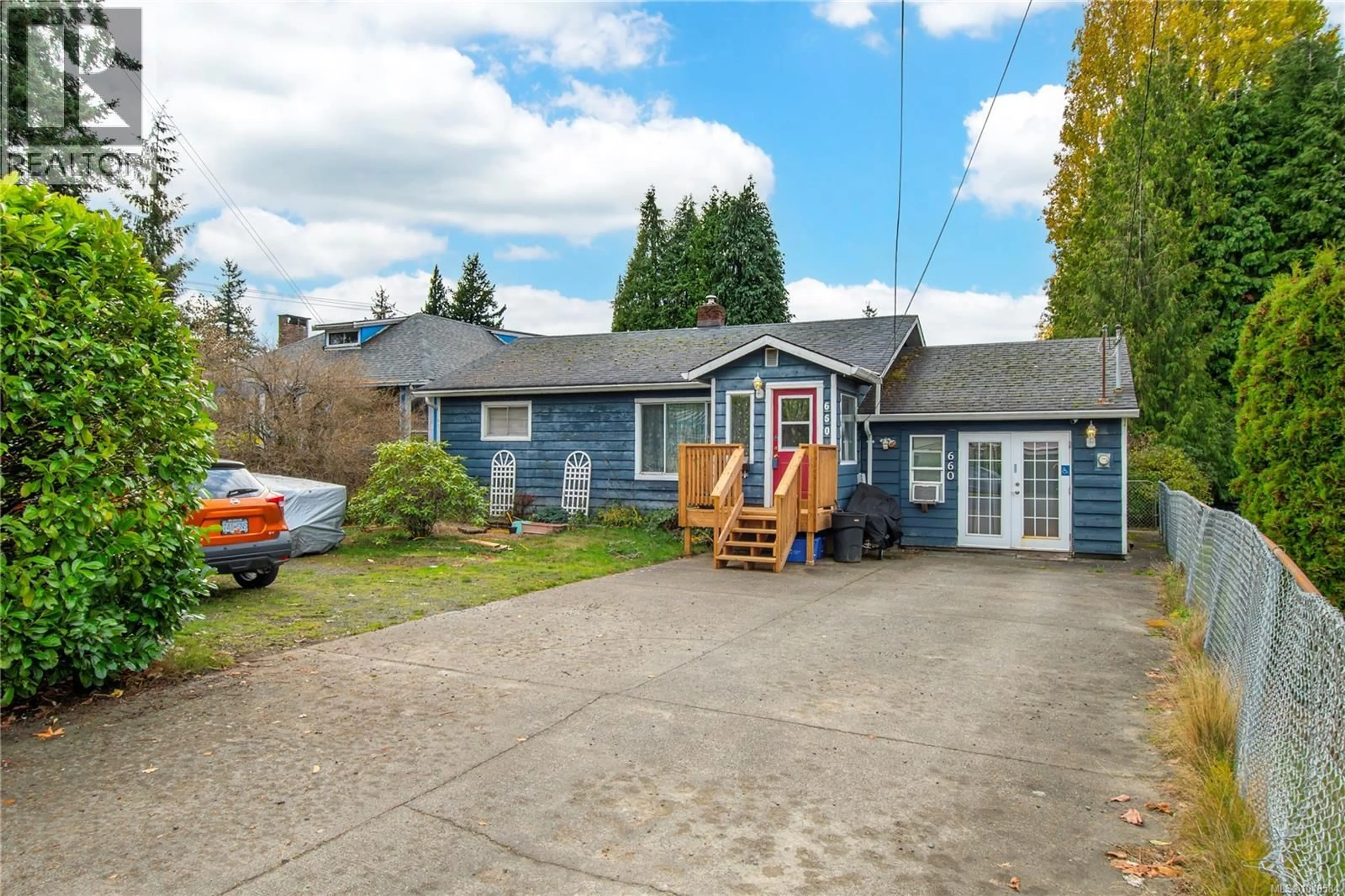 A pic from outside/outdoor area/front of a property/back of a property/a pic from drone, street for 660 DOGWOOD STREET, Campbell River British Columbia V9W2Y7