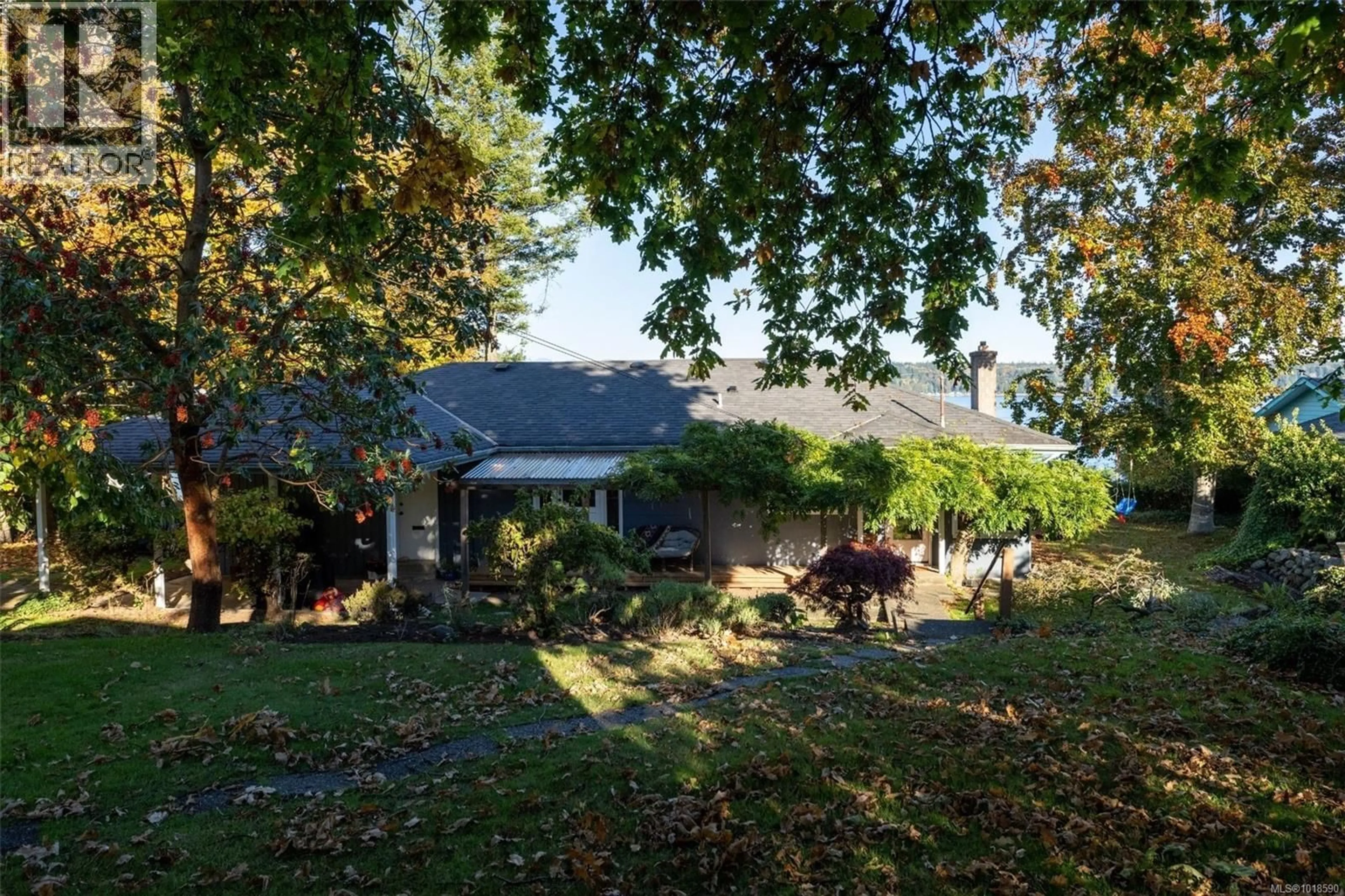 A pic from outside/outdoor area/front of a property/back of a property/a pic from drone, mountain view for 392 ISLAND HIGHWAY, Campbell River British Columbia V9W2B6