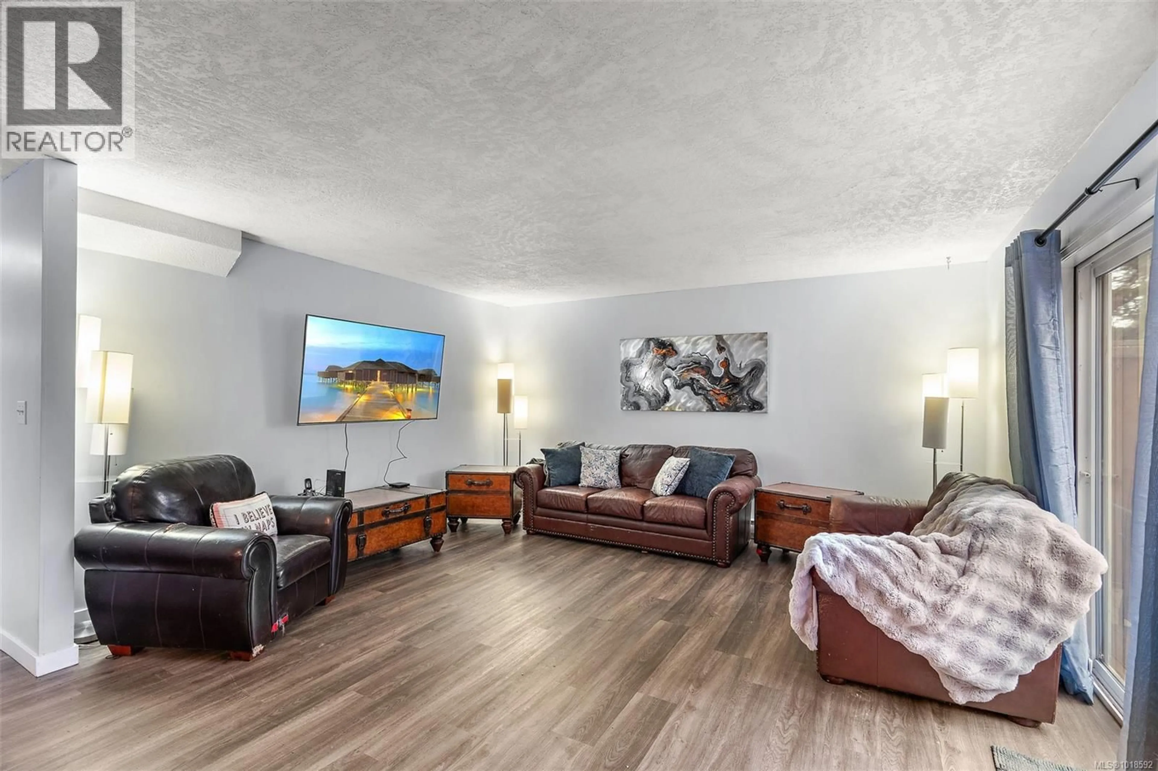 Living room with furniture, wood/laminate floor for 4 - 2871 PEATT ROAD, Langford British Columbia V9B3V7