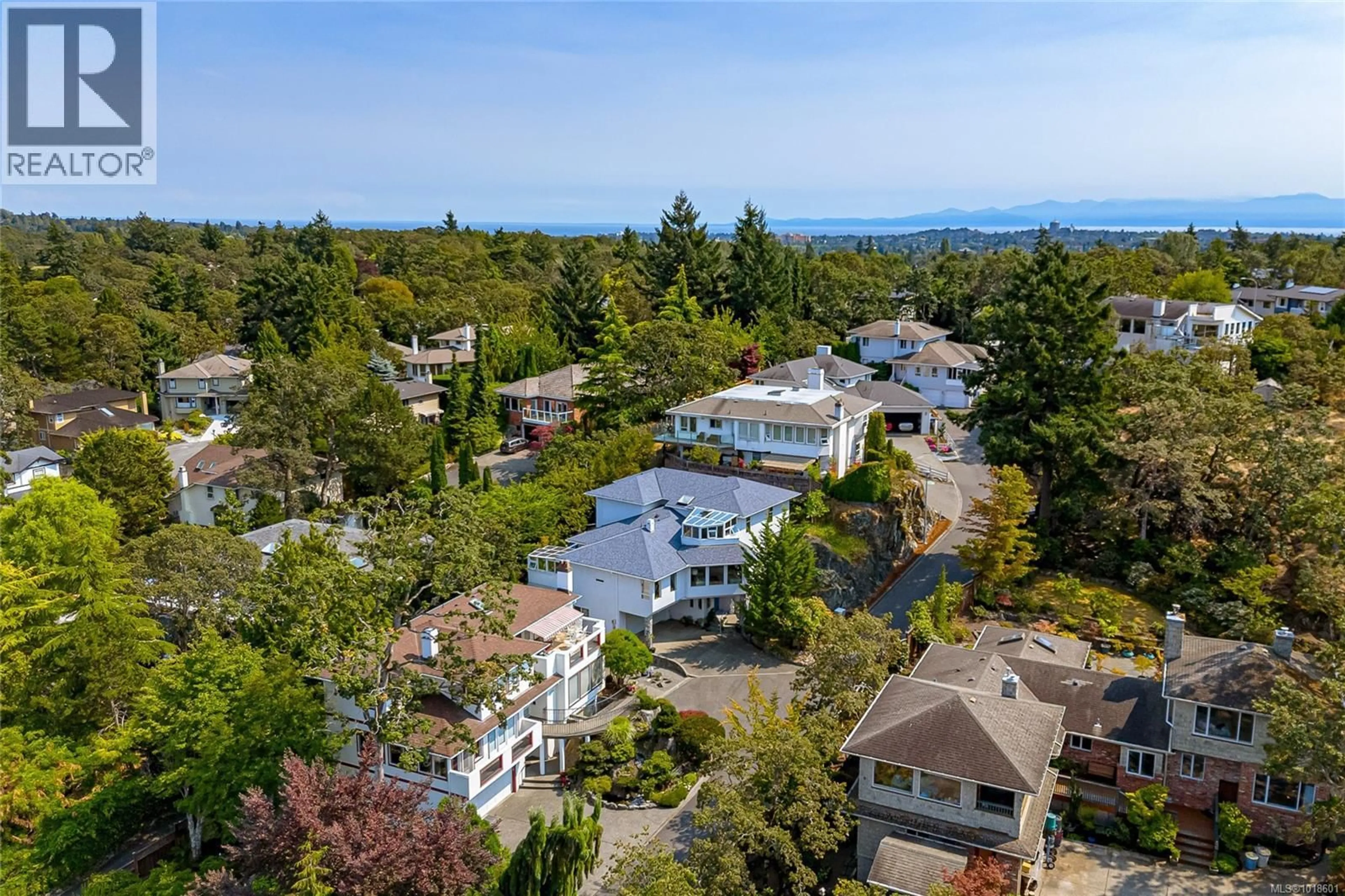 A pic from outside/outdoor area/front of a property/back of a property/a pic from drone, water/lake/river/ocean view for 3713 POINTER PLACE, Saanich British Columbia V8P5S3